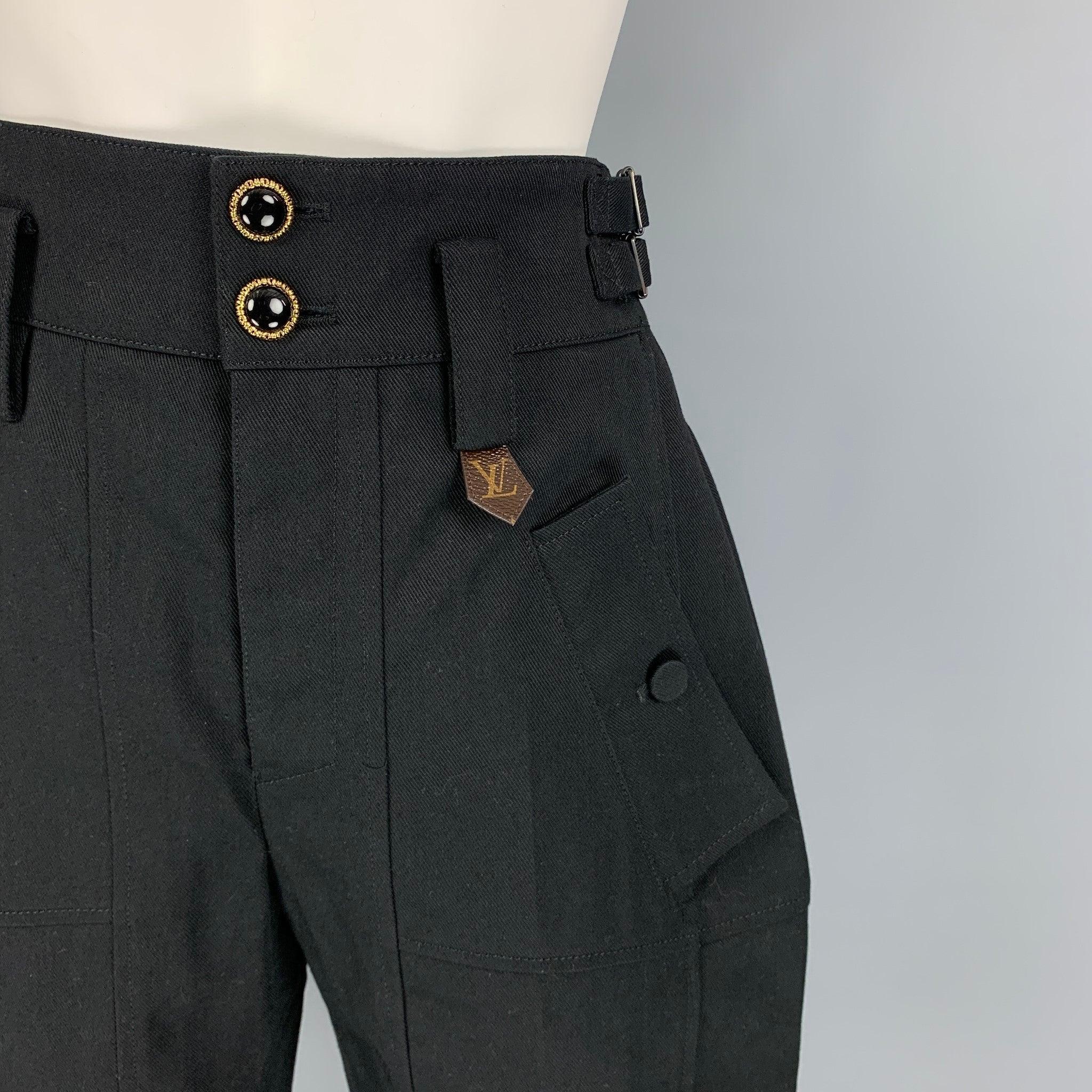 LOUIS VUITTON Hose aus schwarzer Baumwolle/Polyester mit Bermuda-Stil, Logo-Canvas-Besatz, hoher Taille, verstellbaren Seitenlaschen, Vorder- und Rückseite und Knopfverschluss. Hergestellt in Italien.
Neu mit Tags.
 

Markiert:   34 

Abmessungen: 
