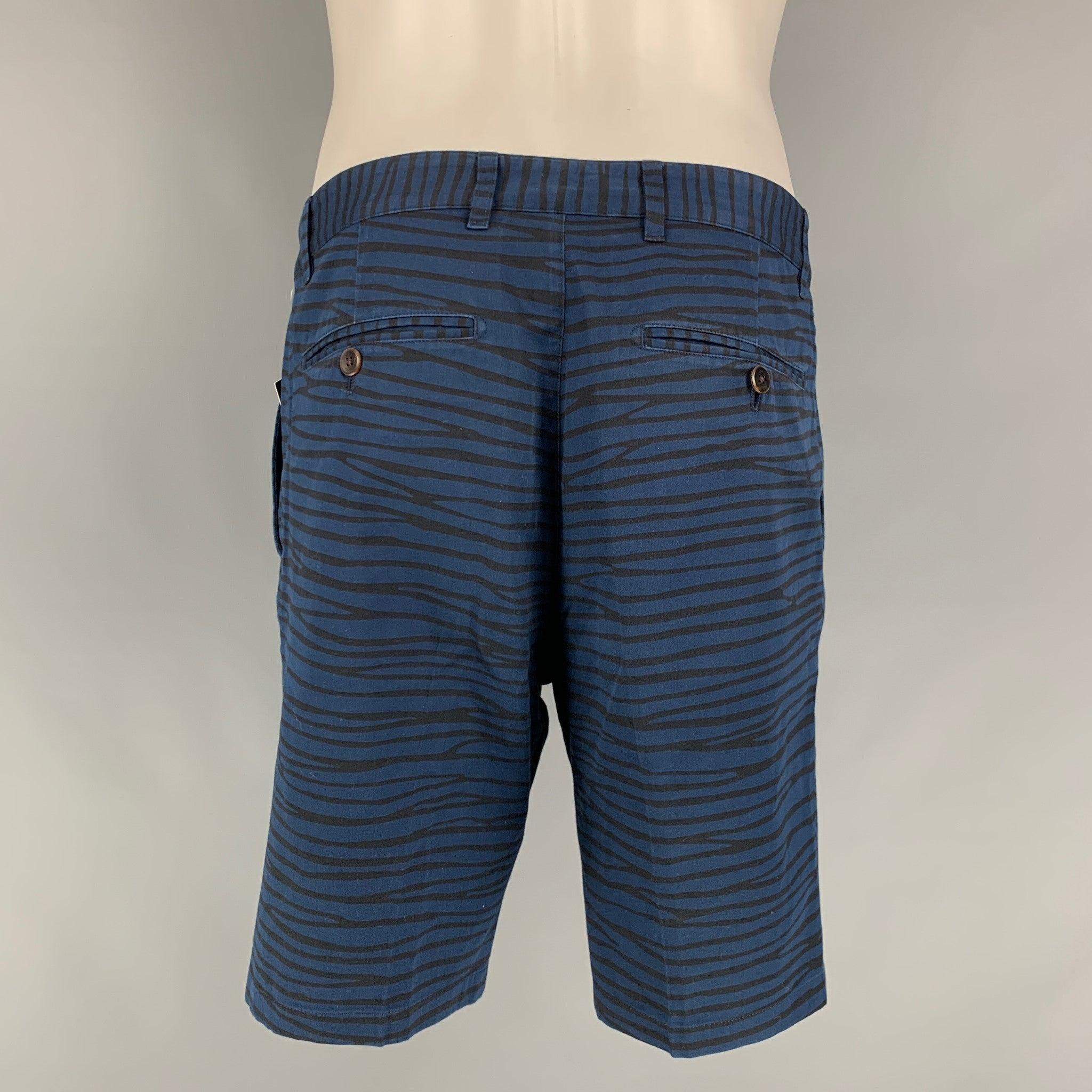 Die lässigen Shorts von LOUIS VUITTON sind aus marineblauer Baumwolle gefertigt, haben einen Zebraprint, einen Reißverschluss und eine gerade Passform. Hergestellt in Italien, sehr guter gebrauchter Zustand 

Markiert:   40 

Abmessungen: 
  Taille: