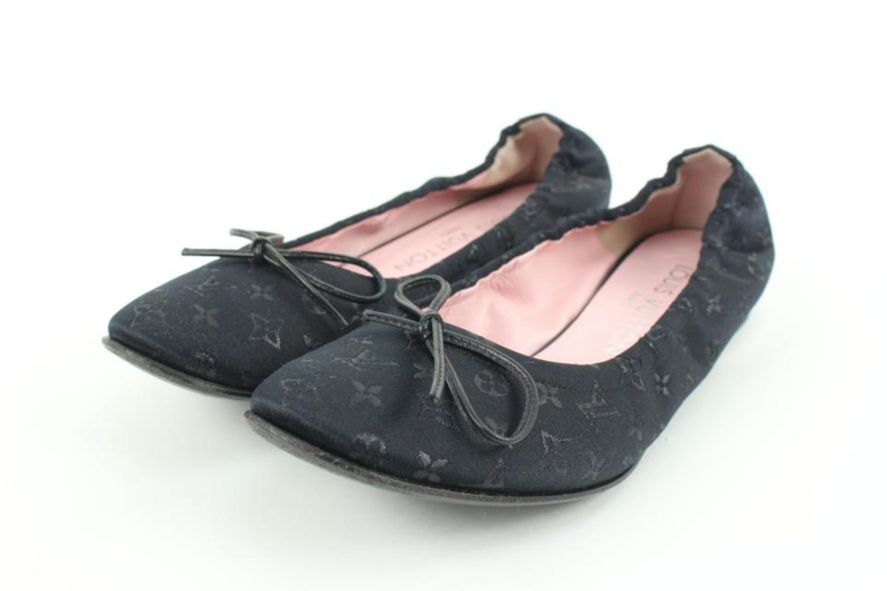 Louis Vuitton Size 34.5 Black Monogram Satin Ballerina Flats 62lv32s
Date Code/Serial Number: AR0032
Made In: Italy
Measurements: Length:  8.5