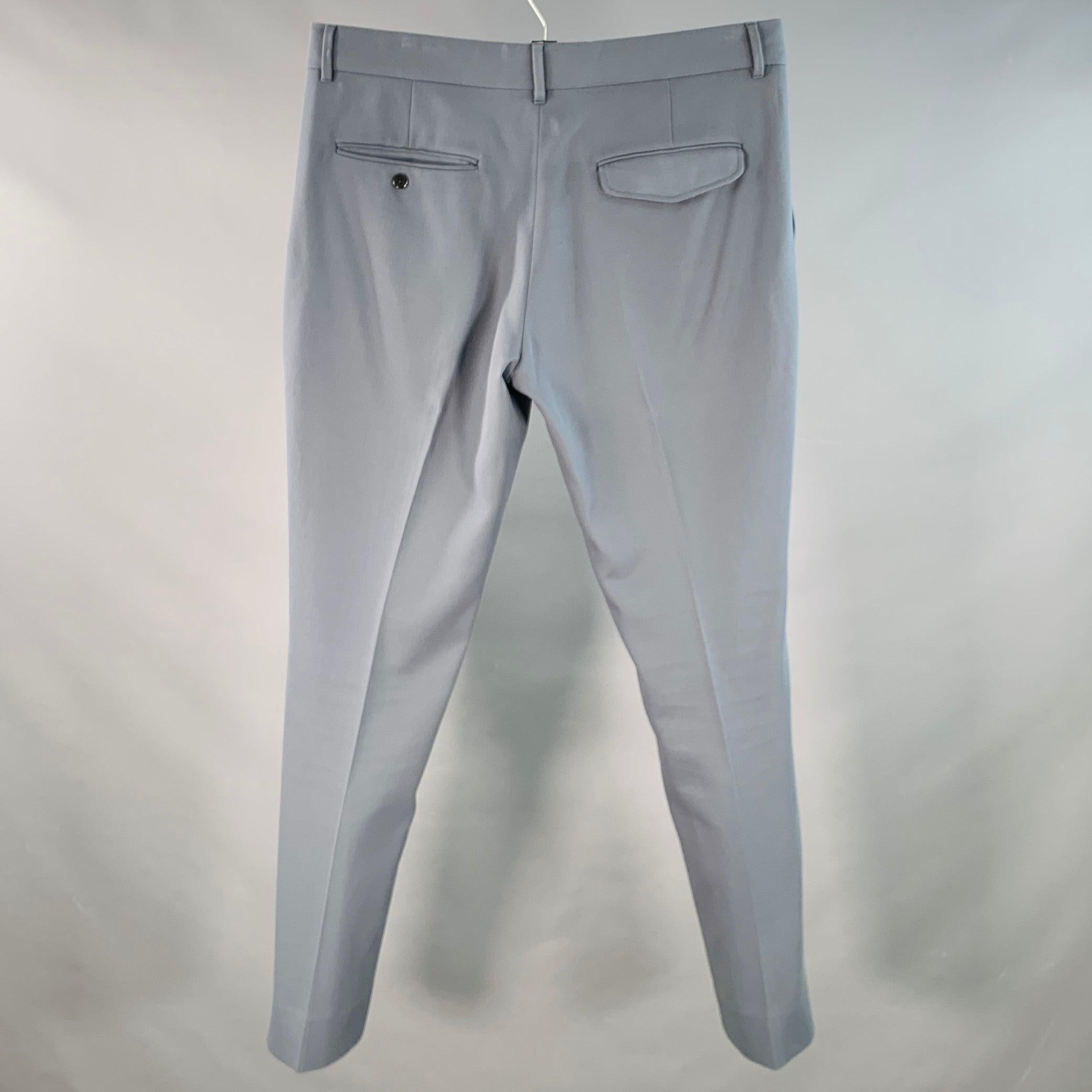 Pantalon habillé LOUIS VUITTON
en sergé de coton gris ardoise, avec un devant plat, une jambe fuselée et une fermeture à glissière. Fabriqué en Italie. Excellent état. 

Marqué :   44 

Mesures : 
  Taille : 36 pouces Taille : 9.75 pouces Entrejambe