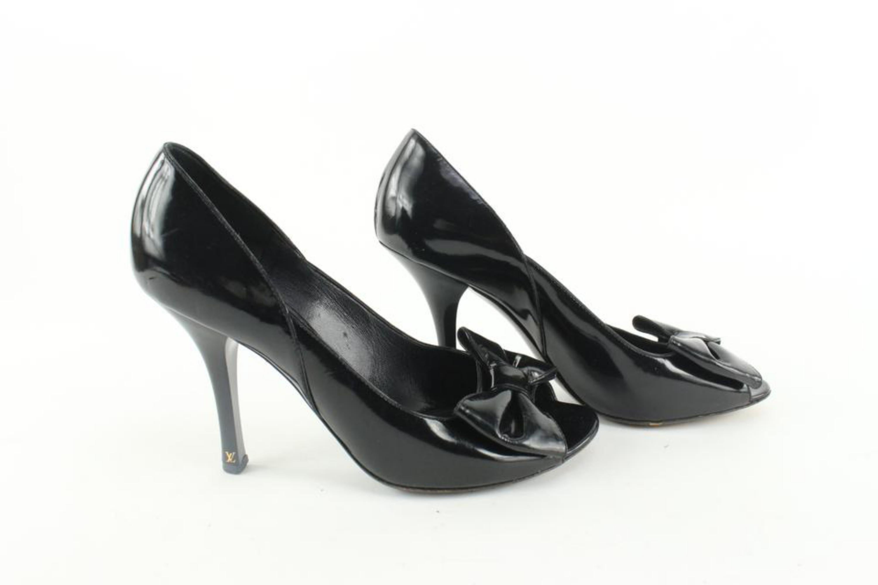 Louis Vuitton - Chaussures à talons à bout ouvert à motif de nœud verni noir 1224lv36, taille 38 en vente 4
