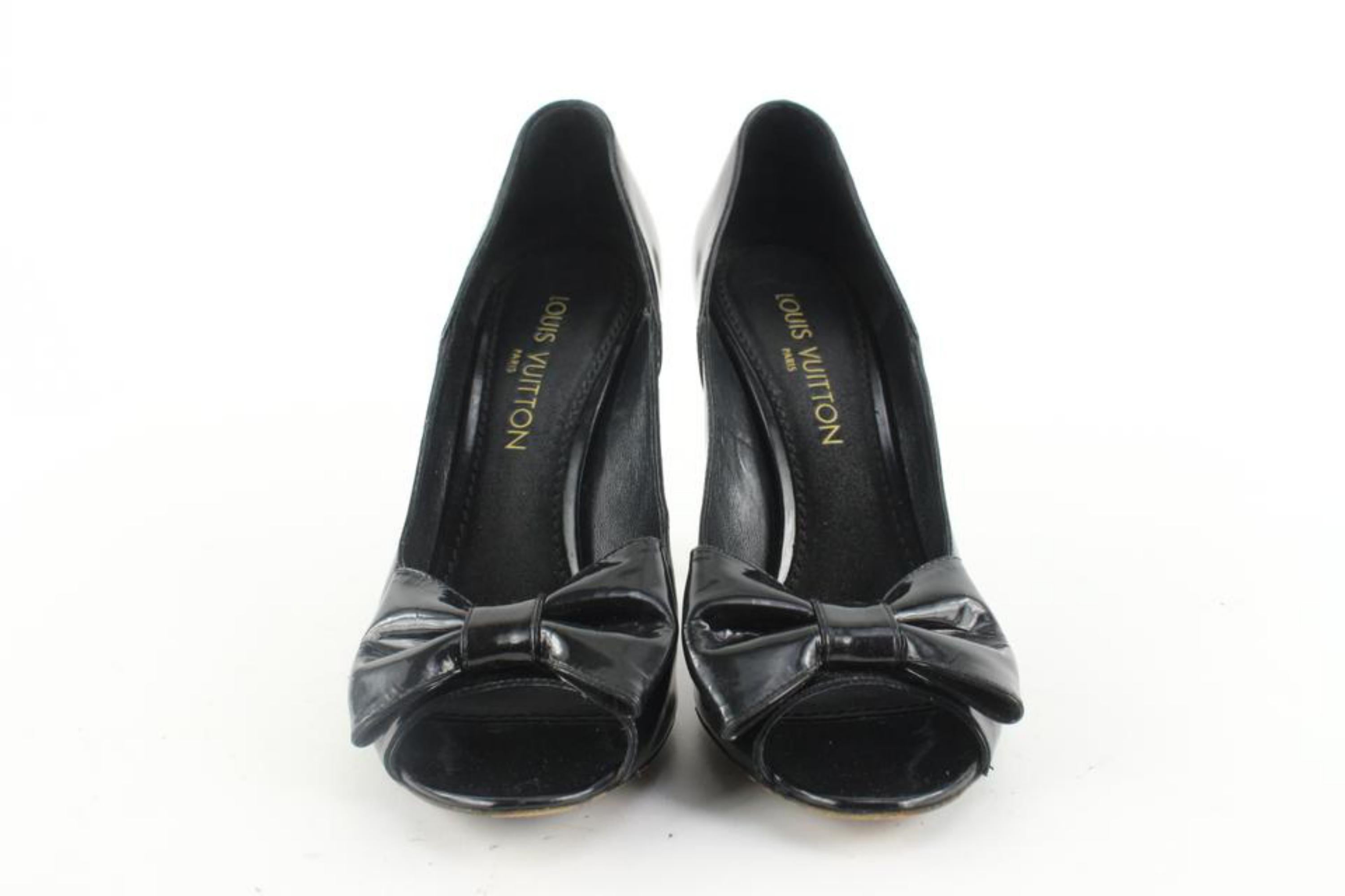 Louis Vuitton - Chaussures à talons à bout ouvert à motif de nœud verni noir 1224lv36, taille 38 Bon état - En vente à Dix hills, NY