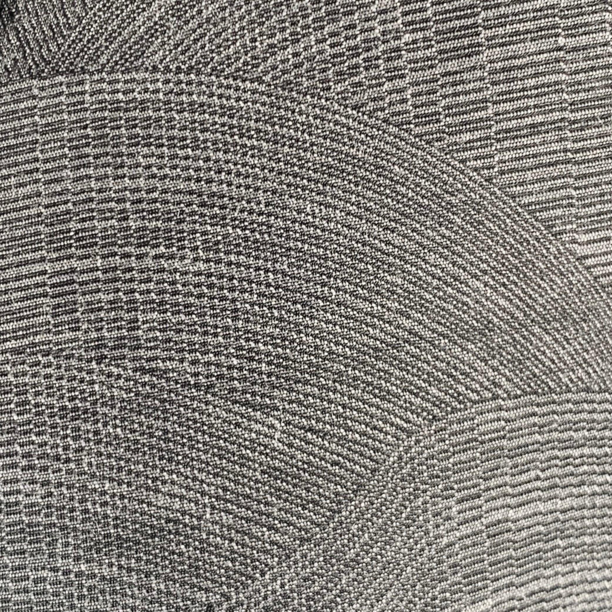Abrigo sport LOUIS VUITTON
en tejido de lana gris con estampado de remolinos, solapa de muesca, doble abertura en la espalda y cierre de doble botón.Excelente estado de conservación. 

Marcado:   IT 50 

Medidas: 
 
Hombro 15,5 pulgadas Pecho: 40