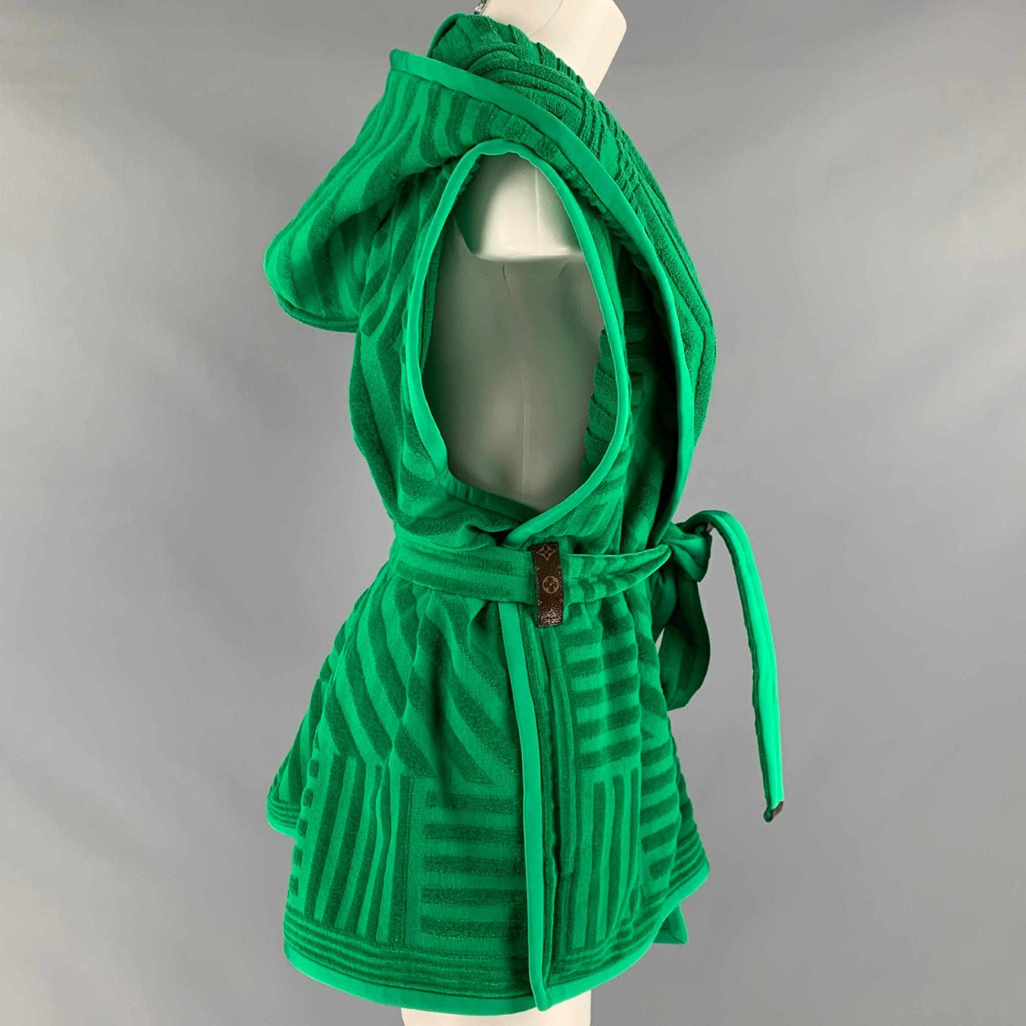 LOUIS VUITTON Stardust resort 2022 bath robe comes in a green cotton french terry jacquard material featuring a green knit accents, hooded style, belted
 and slit pockets. Made in France.Excellent Pre-Owned Condition.  

Marked:   38 

Measurements:
