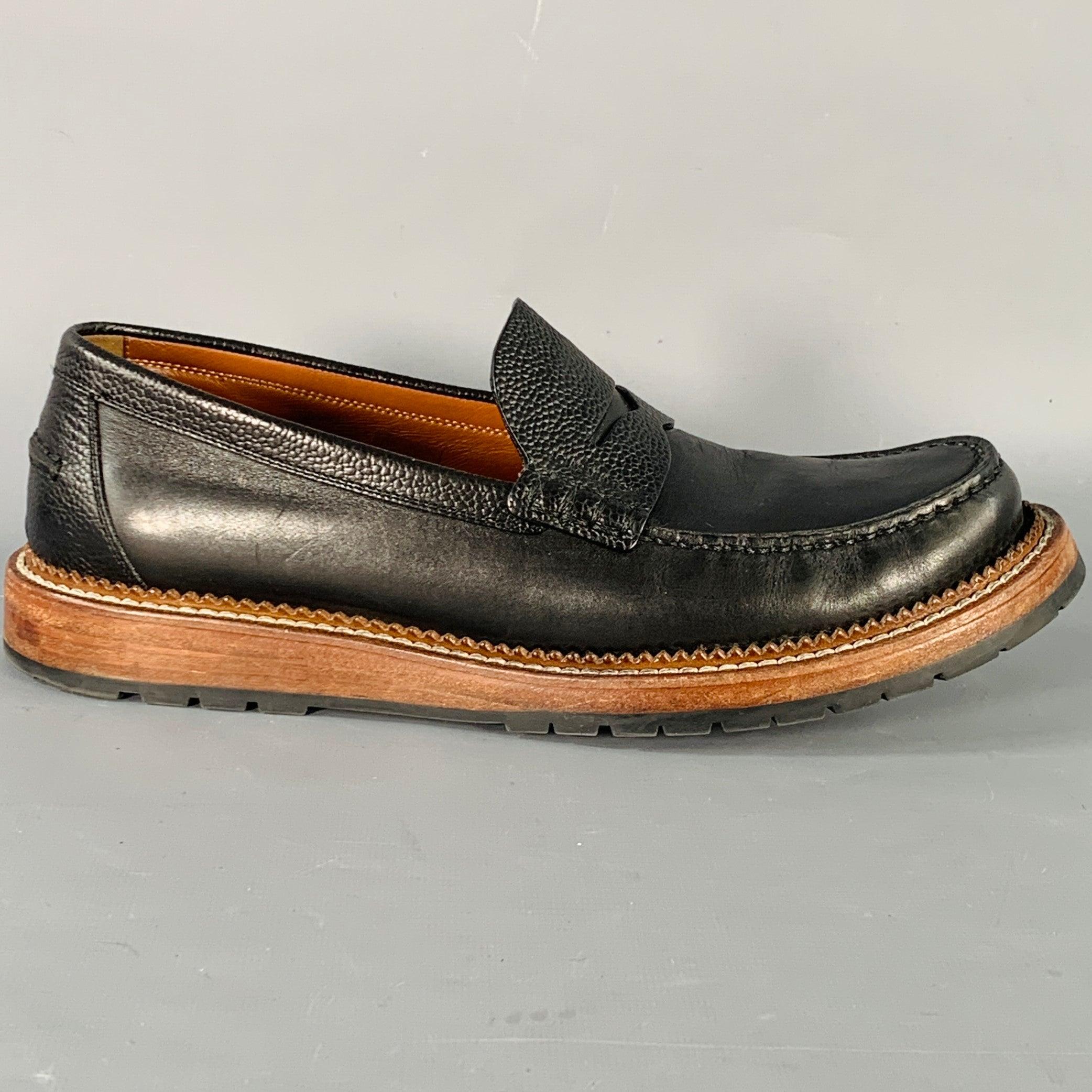 Mocassins LOUIS VUITTON
en cuir noir, avec un style penny et une garniture en cuir grainé, une semelle en caoutchouc et une fermeture à glissière. Fabriqué en Italie. Excellent état. 

Marqué :   FD 0153 7.5Semelle d'usure:11.5 pouces  x 4,5 pouces