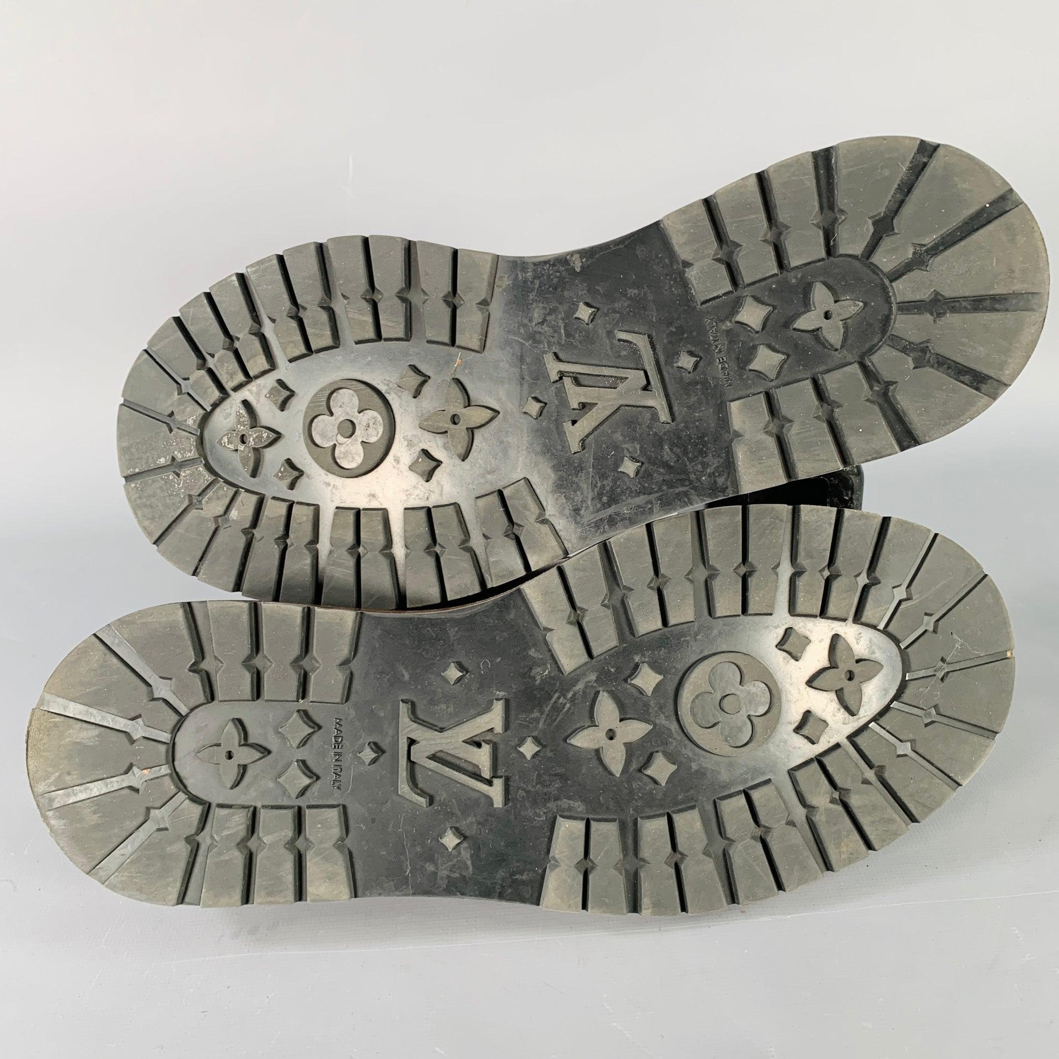 LOUIS VUITTON Taille 7.5 Mocassins en cuir noir en vente 1