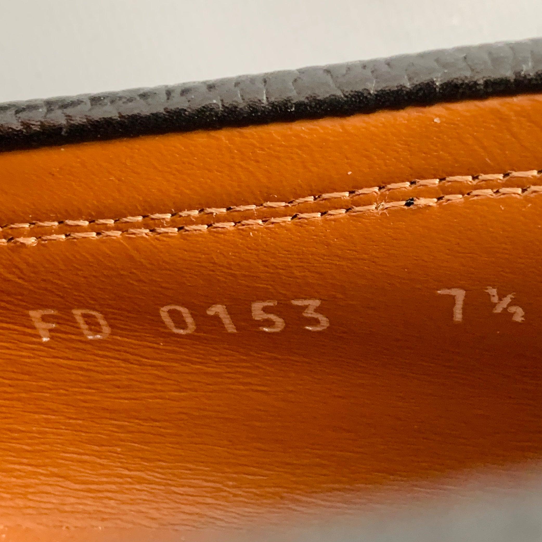 LOUIS VUITTON Taille 7.5 Mocassins en cuir noir en vente 3