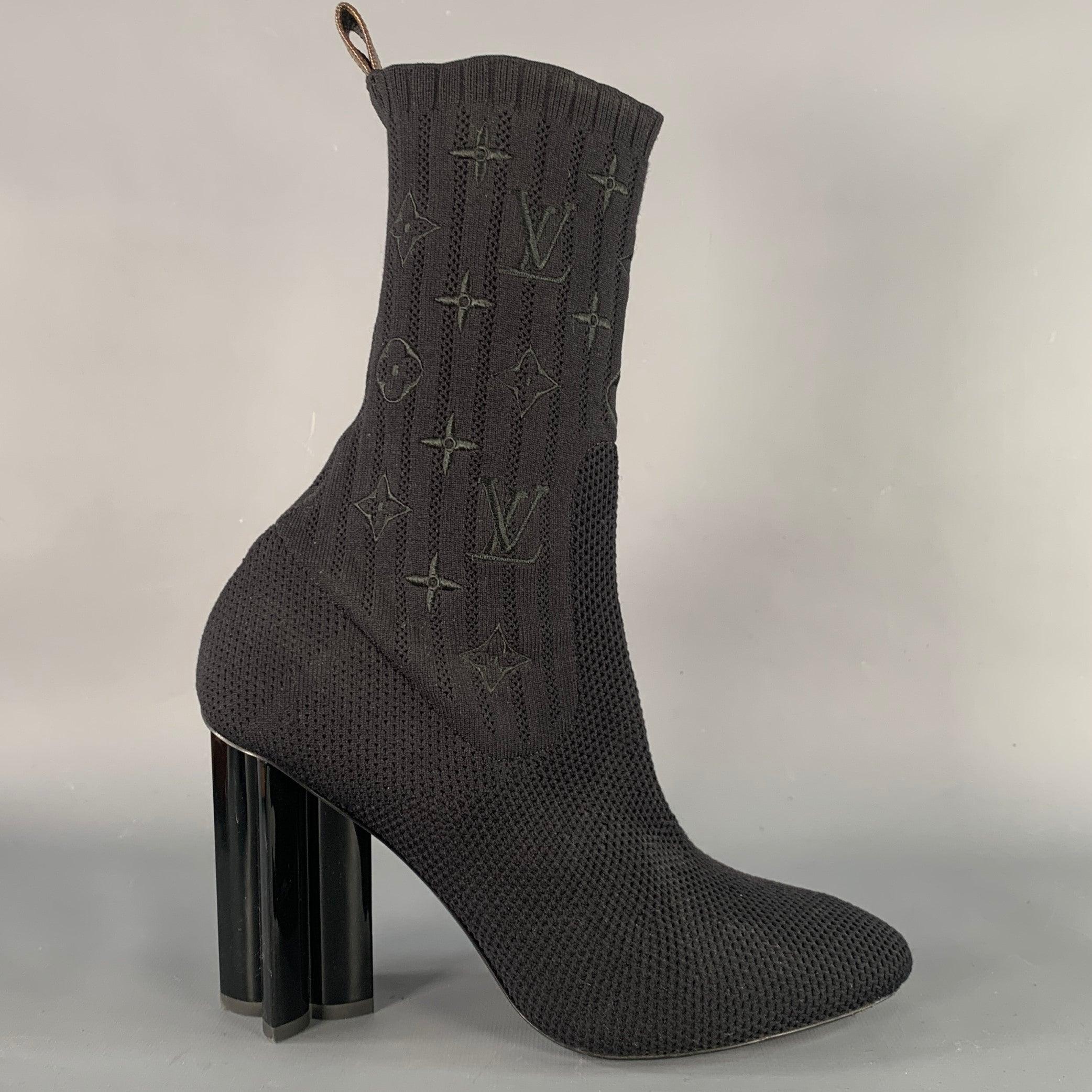 LOUIS VUITTON boots
in a black nylon knit featuring a sock style, monogram ankle pattern, and chunky heel in the shape of the LV four-point star. Made in Italy.Very Good Pre-Owned Condition. 

Marked:   IT 39 

Measurements: 
  Length: 8.75 inches