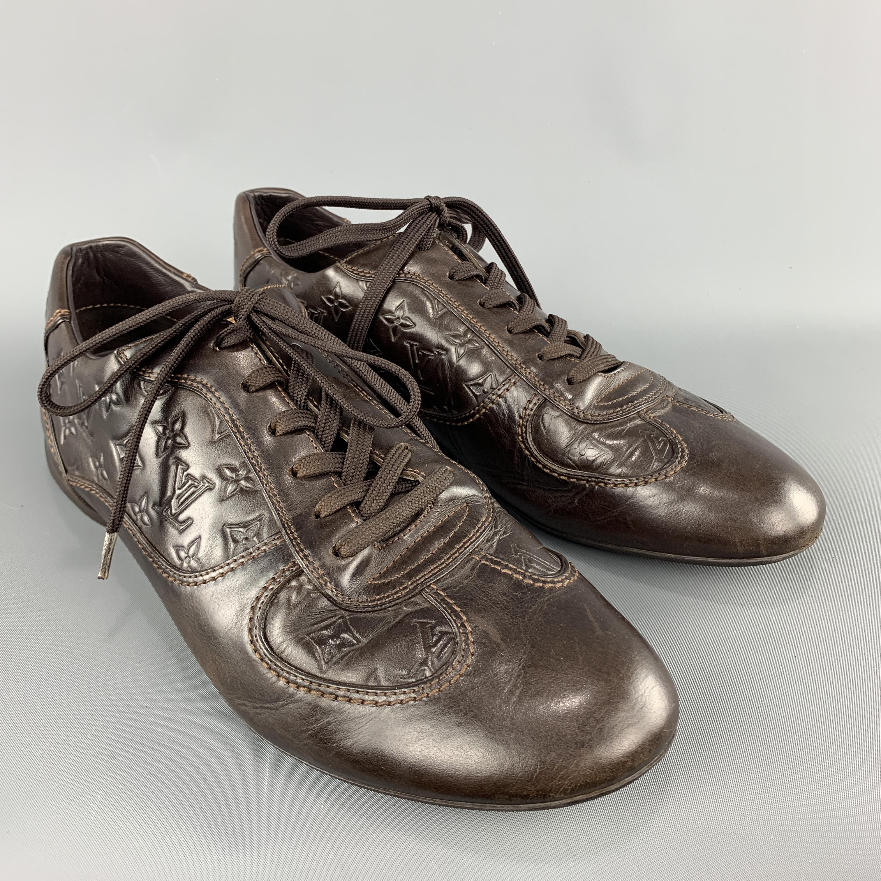 LOUIS VUITTON low top sneakers come in chocolate brown leather with monogram embossed panels, lace up front, and embroidered heel. Made in Italy.
 
Very Good Pre-Owned Condition.
Marked: UK 8.5
 
Outsole: 11 x 3.5 in.