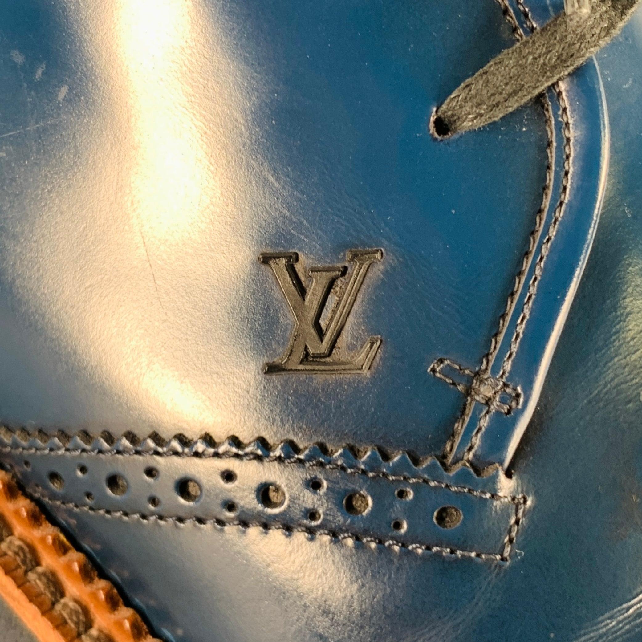 LOUIS VUITTON shoes
in a blue leather fabric featuring a derby style, perforated design, and lace-up closure. Made in Italy.Very Good Pre-Owned Condition.
Some scuffing. 

Marked:   FD 0112 8.5Outsole: 12.25 inches  x 4.5 inches 
  
  
 
Sui