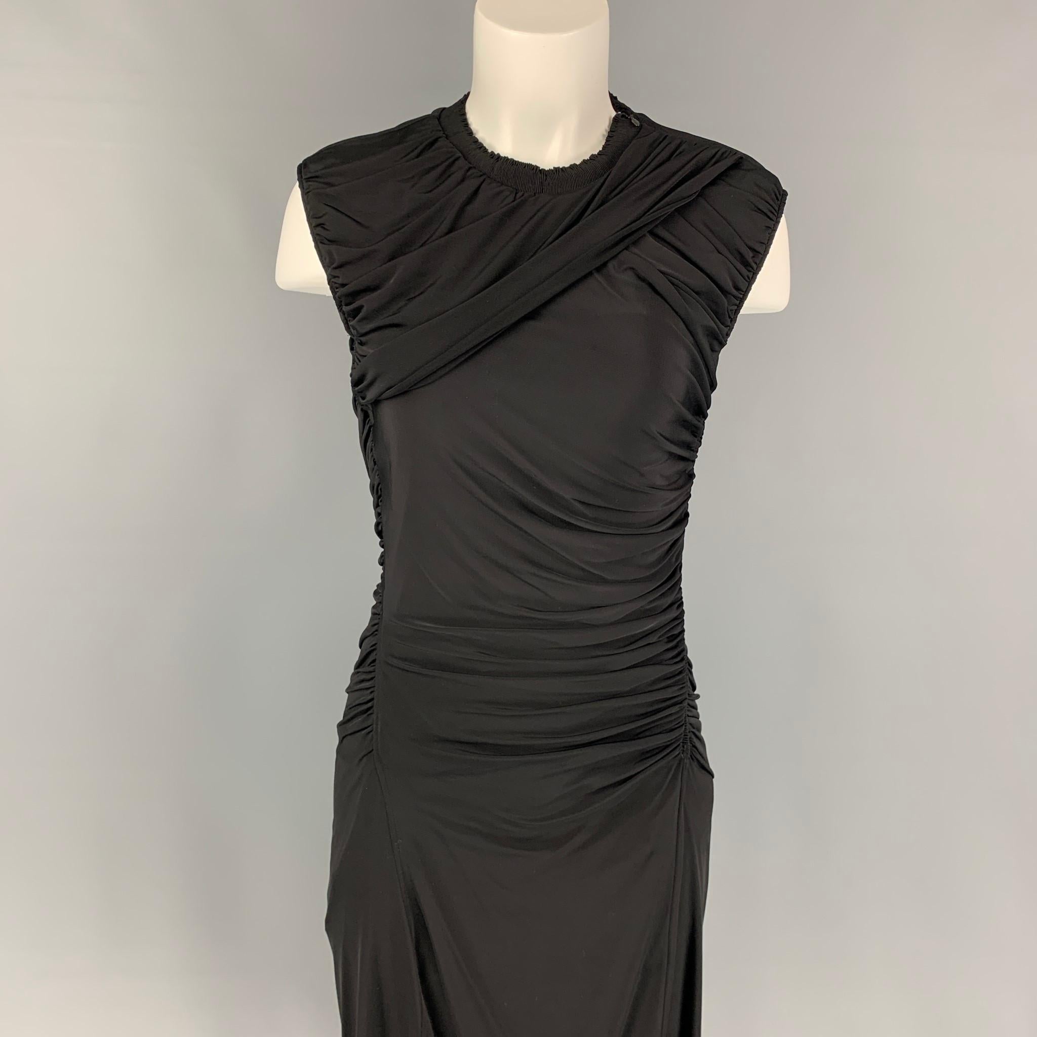 Vestido LOUIS VUITTON de viscosa negra con diseño fruncido, detalle elástico, largo hasta la rodilla y cierre de cremallera en el hombro. Fabricado en Francia. 

Muy buen estado de conservación.
Marcado: M

Medidas:

Hombro: 16.5 pulgadas.
Busto: 30
