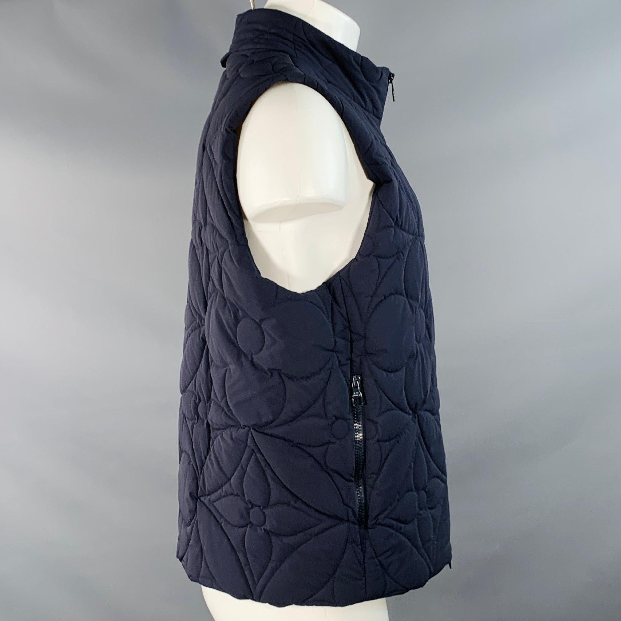 Gilet LOUIS VUITTON in tessuto misto poliammide elasticizzato color blu, stile trapuntato con motivi floreali, due tasche con zip e chiusura con zip. Made in France.Eccellente condizione di usato. 

Contrassegnato:   taglia non segnata, senza