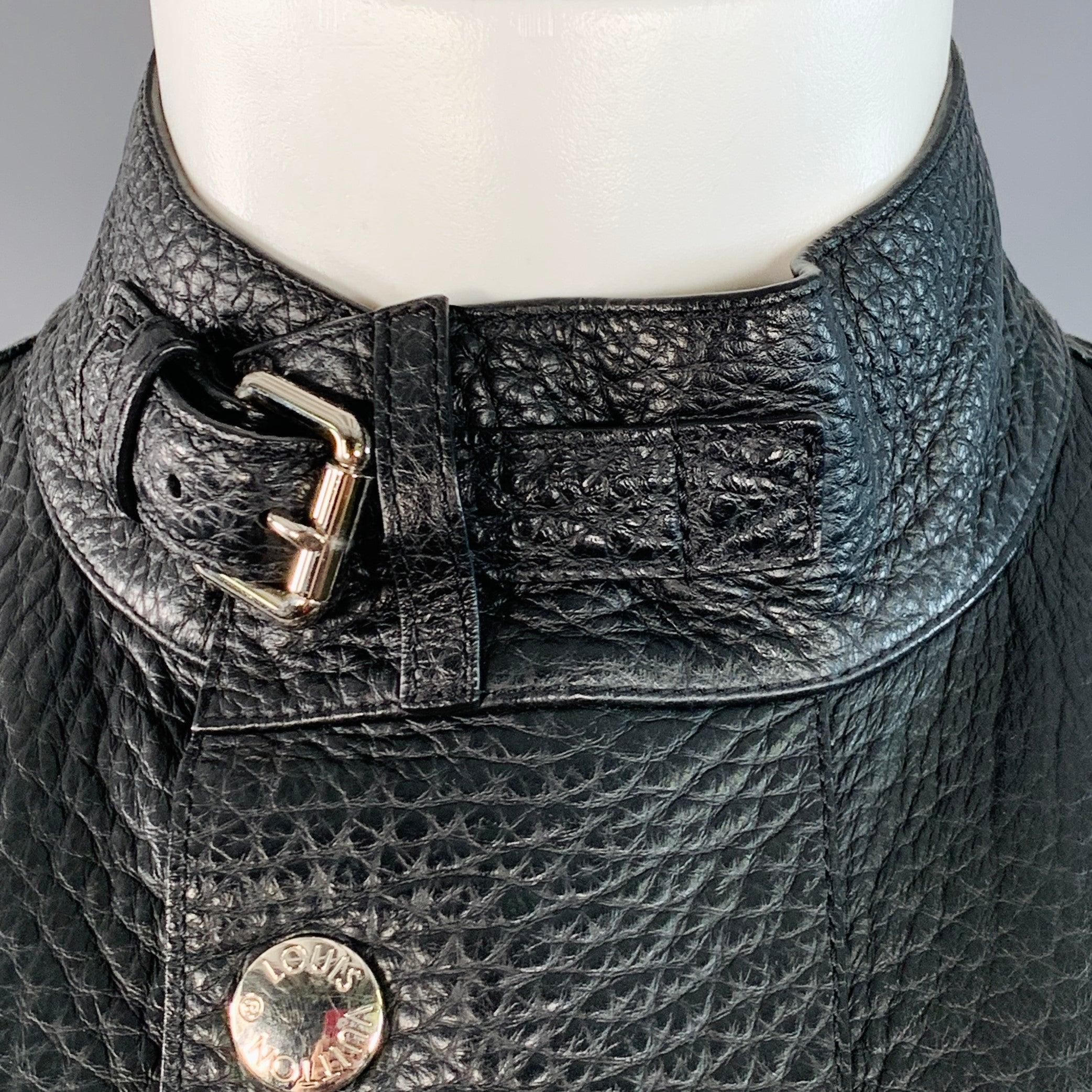 Veste LOUIS VUITTON
en cuir de taurillon noir avec poches zippées, manches longues, fermeture à glissière et boutons-pression avec ceinture. Fabriqué en Italie. Très bon état. Signes mineurs d'usure sur les ferrures en métal argenté. 

Marqué :   IT