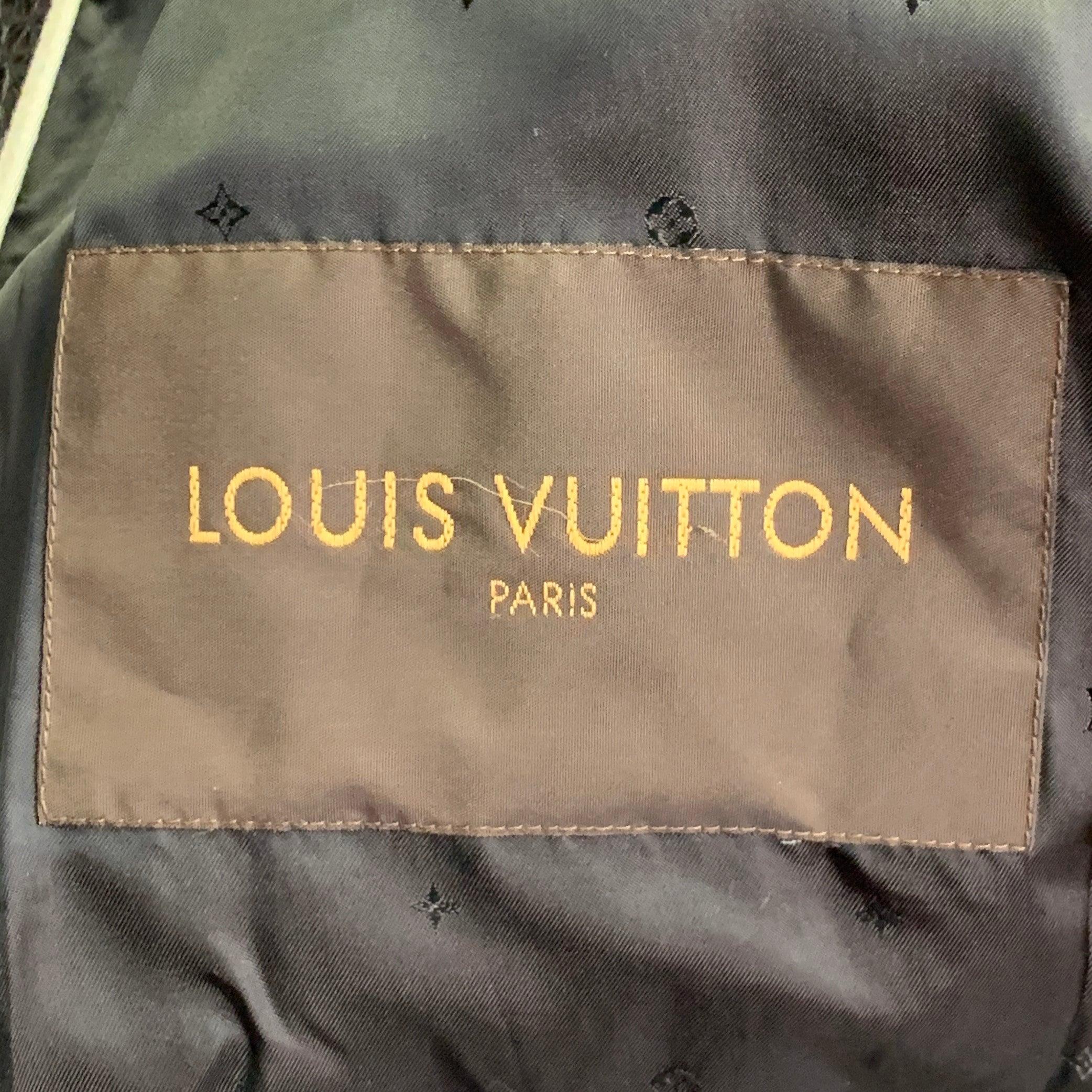 LOUIS VUITTON Taille S Veste ceinturée en cuir de taurillon grainé noir avec fermeture à glissière en vente 1