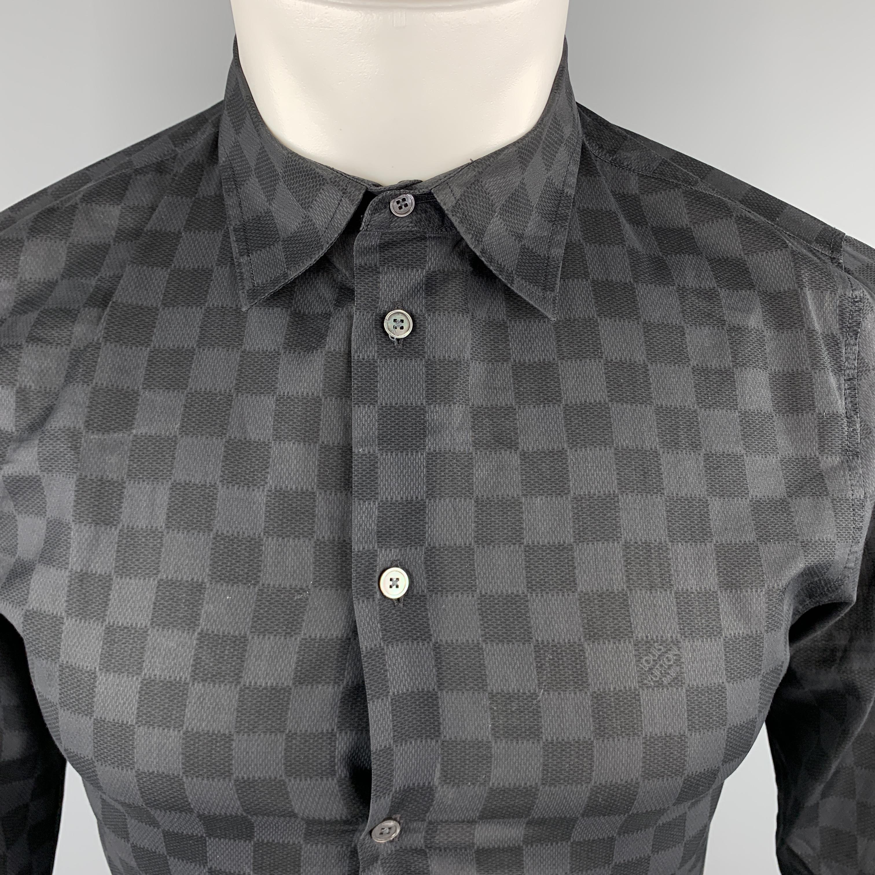LOUIS VUITTON Long Sleeve Shirt comes in gray and black tones in a damier print light cotton material, with a classic collar, buttoned cuffs, button up. As is. Made in France. 

Very Good Pre-Owned Condition.
Marked: S

Measurements:

Shoulder: 14.5