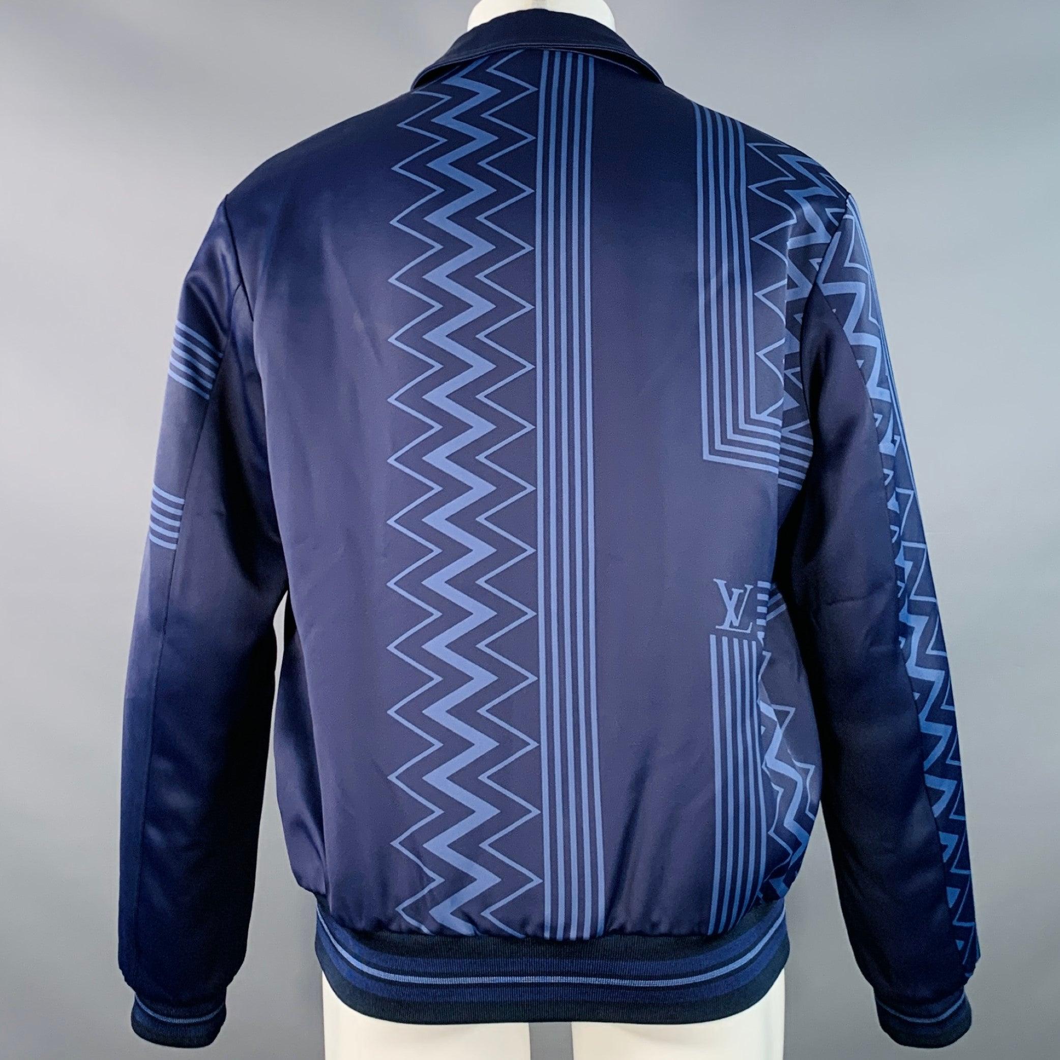 LOUIS VUITTON Größe S Karakoram Souvenir Marineblau Geometrische Viskose Druckknöpfe Jacke (Blau) im Angebot