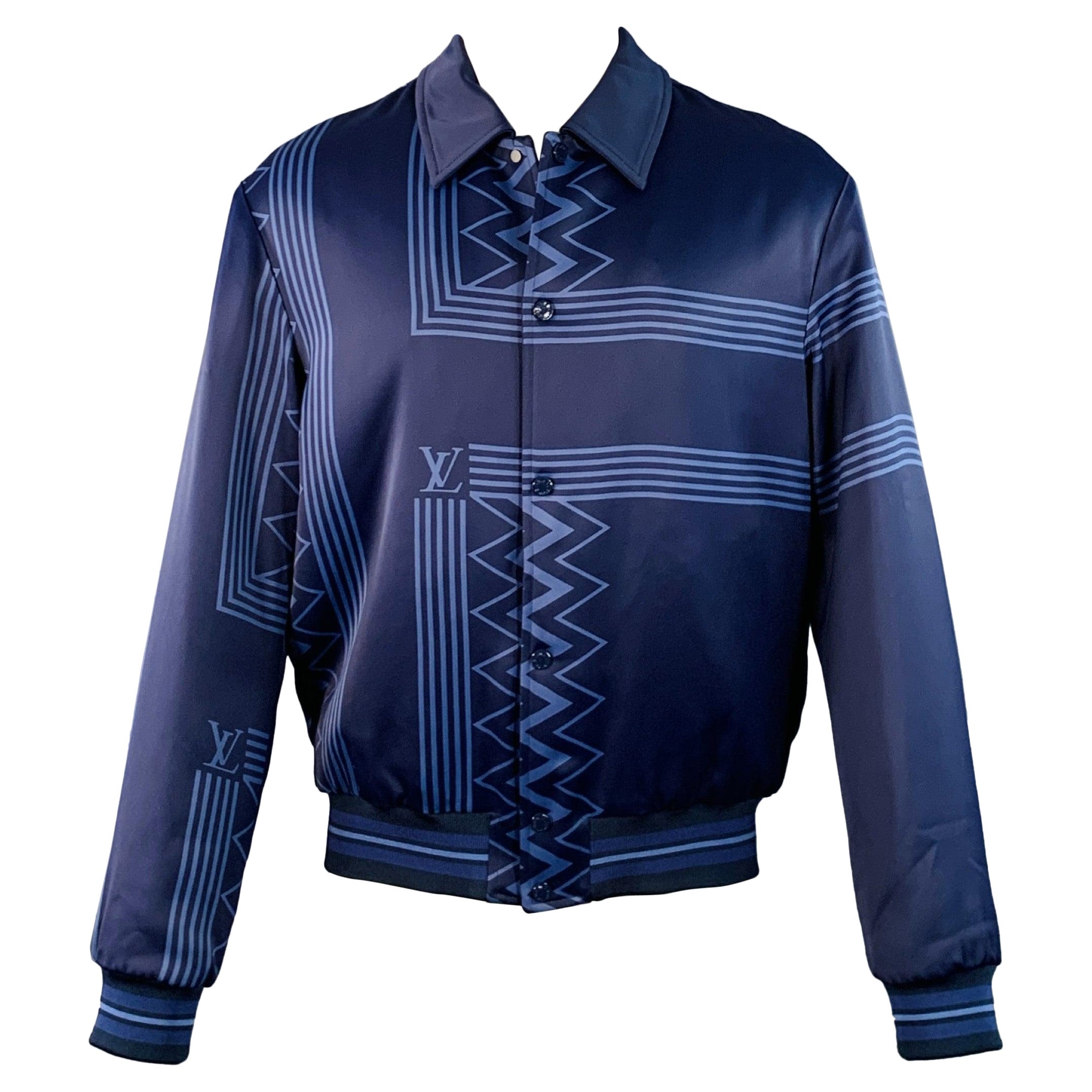 LOUIS VUITTON Größe S Karakoram Souvenir Marineblau Geometrische Viskose Druckknöpfe Jacke im Angebot