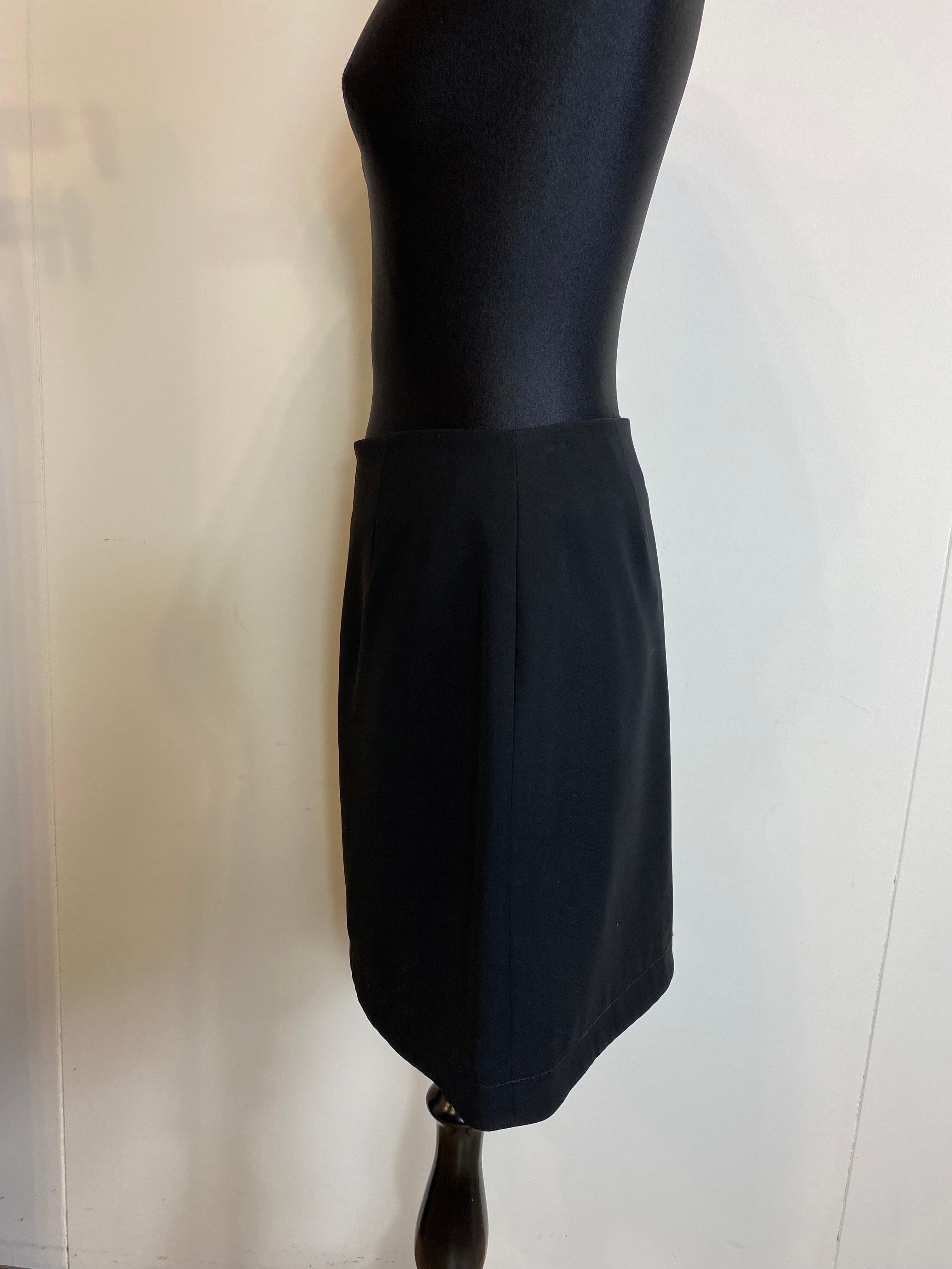 Louis Vuitton black polyester uniform skirt
In perfect condition

Size 40
Waist 37 cm
Pelvis 52 cm
Length 43 cm