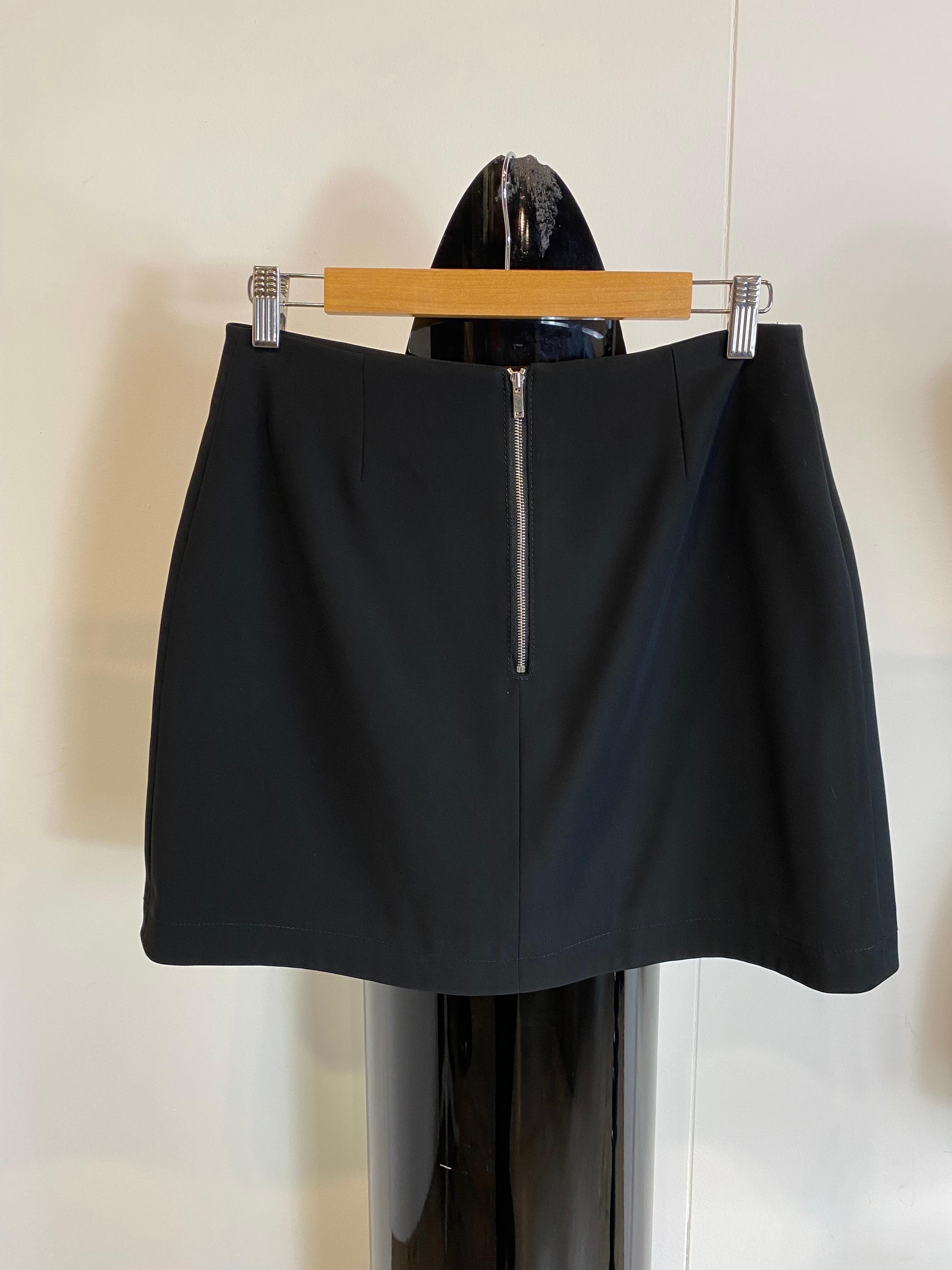 Louis Vuitton black polyester uniform skirt

In perfect condition

Size 42
Waist 39 cm
Pelvis 52 cm
Length 43 cm