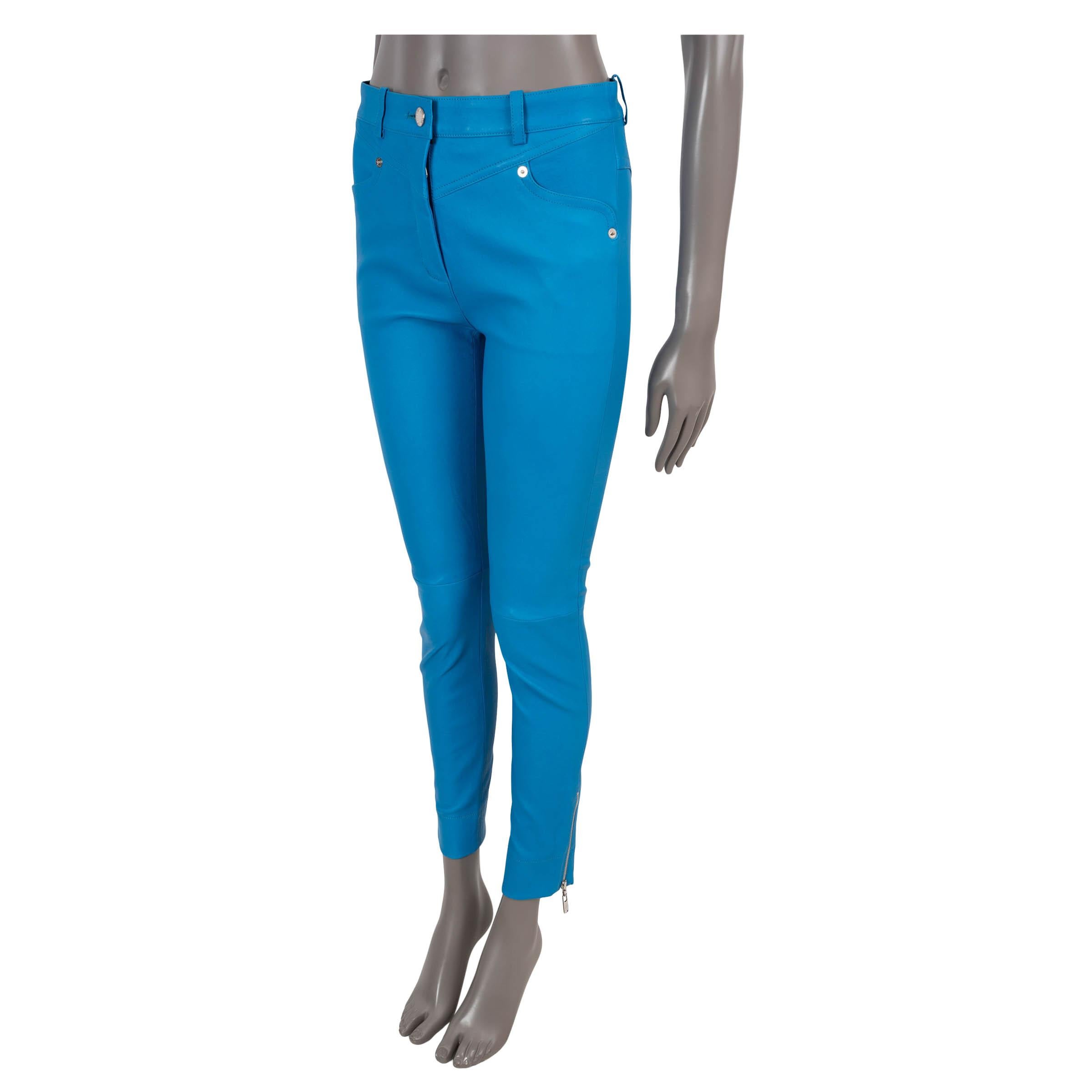100% authentique Pantalon skinny Louis Vuitton en cuir d'agneau bleu ciel (100%). Il comporte deux poches en biais sur le devant, deux poches plaquées au dos et des poignets zippés. Se ferme par un bouton et une fermeture à glissière dissimulée sur