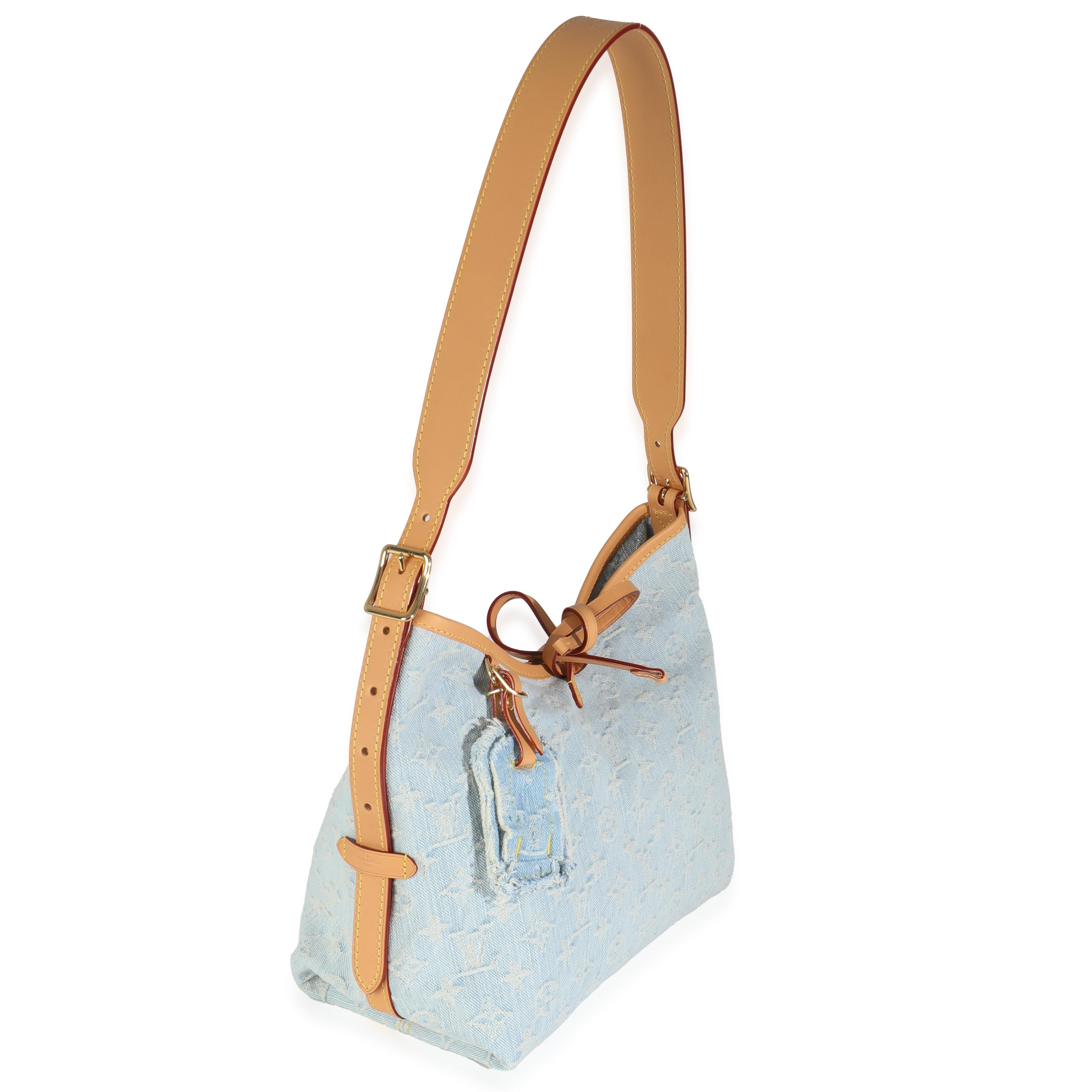 Titolo dell'elenco: Louis Vuitton Sky Blue Monogram Denim Carryall PM
SKU: 144928
MSRP: 3500.00 USD
Condizioni: Usato 
Condizioni della borsa: Eccellente
Commenti sulle condizioni: L'articolo è in ottime condizioni e presenta leggeri segni di usura.