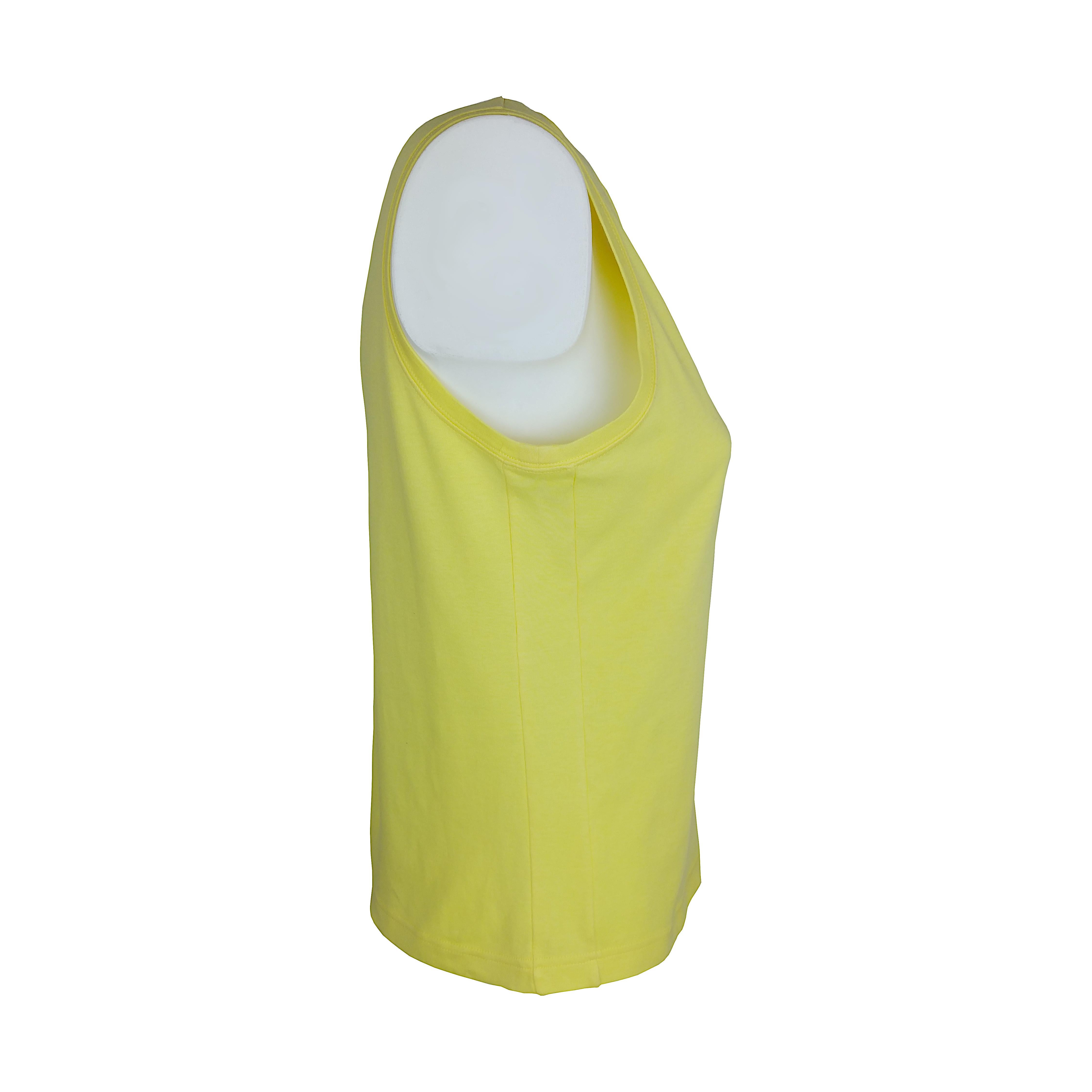 This is a yellow cotton sleeveless blouse branded Louis Vuitton in nearly mint conditions, with a crew neckline. Look at the intense yellow of the jersey fabric and the four golden rings engraved with the Louis Vuitton logo! It is a refined yet