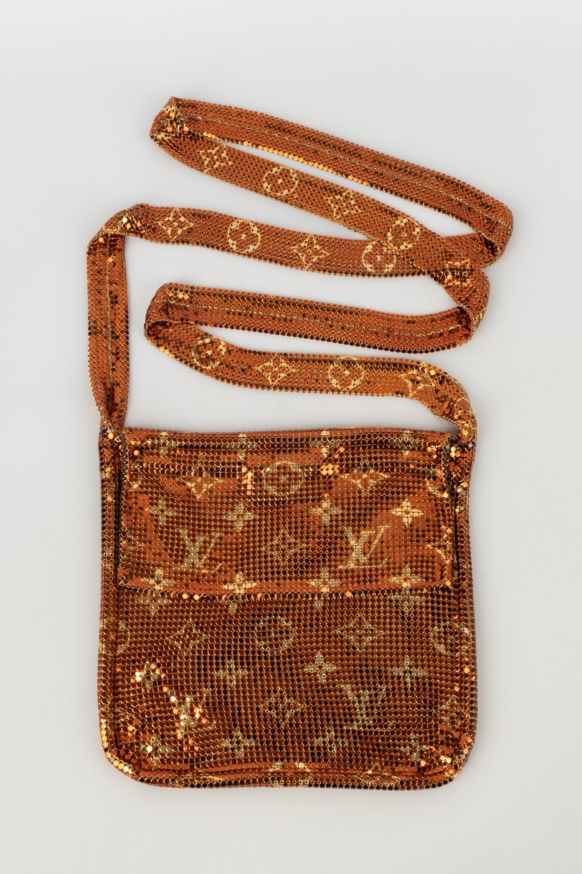 Louis Vuitton - (Made in USA) Small bag in copper and gold monogram ribbed knit. Fall-Winter 2002 collection.

Additional information:
Condition: Very good condition
Dimensions: Height: 18 cm - Width: 19 cm - Depth: 3 cm - Handle: 126 cm
Period: