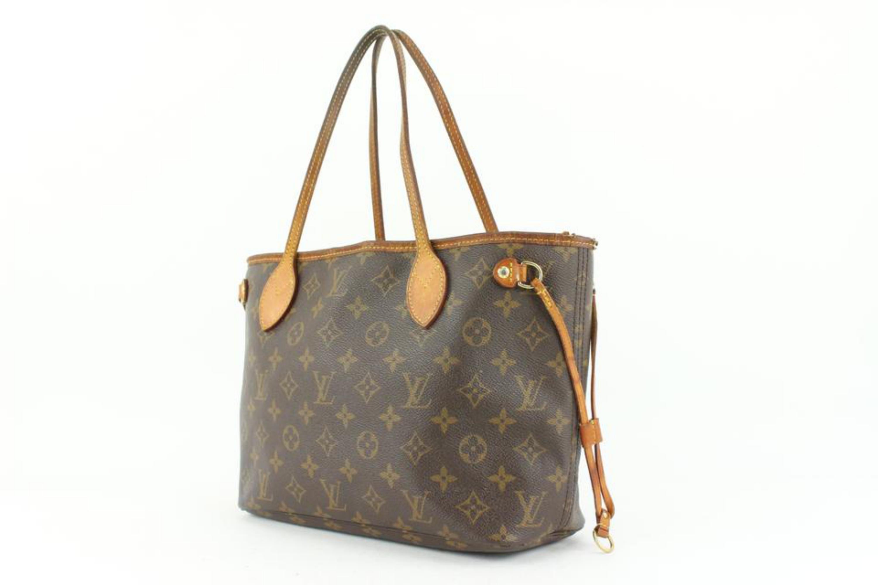 Louis Vuitton Small Monogram Neverfull PM Tote bag 1LV111
Date Code/Serial Number: MB 3088
Made In: France
Measurements: Length: 14 