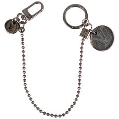 LOUIS VUITTON Llavero Monograma de Cartera en Metal Tono Plata Ahumado