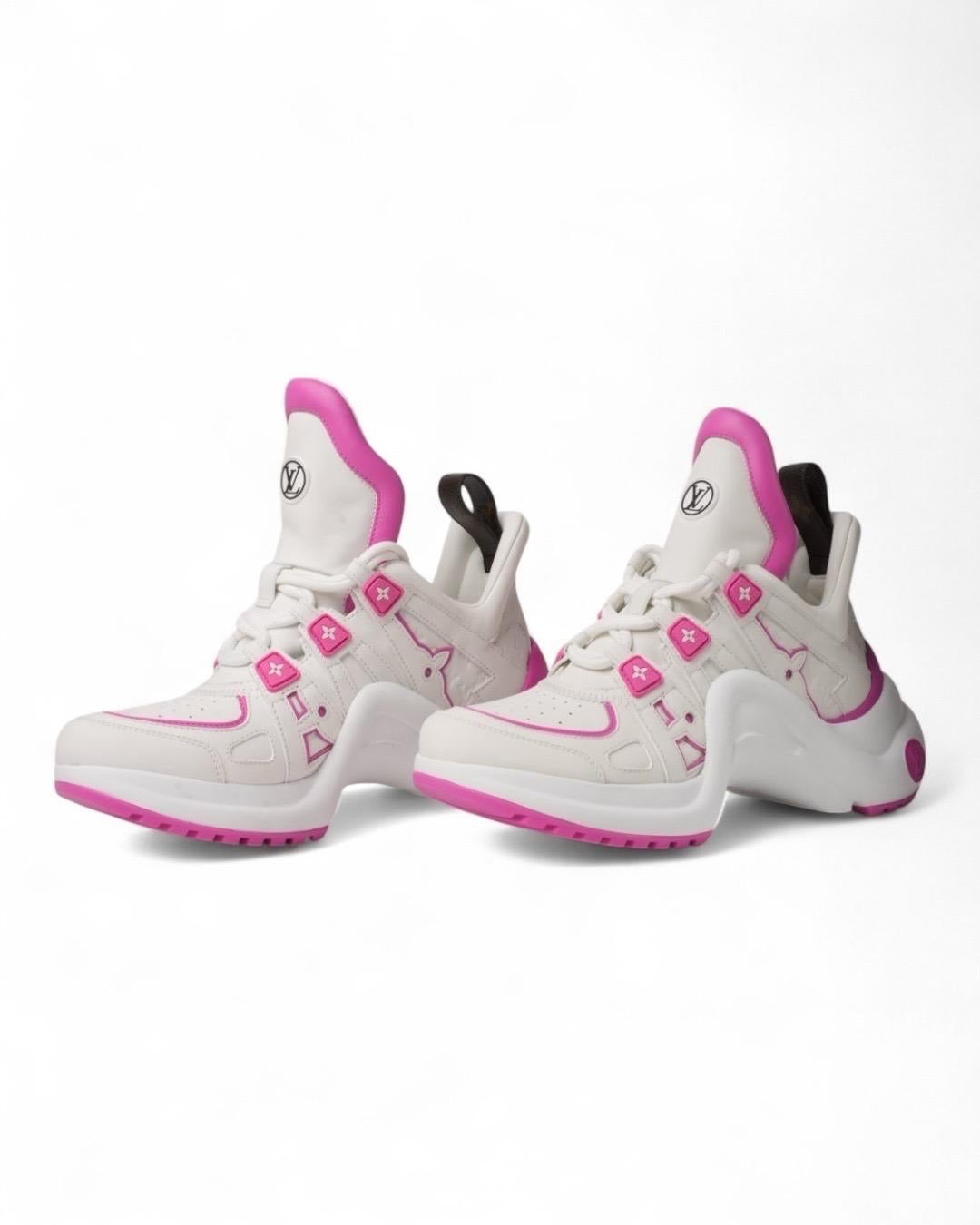 Sneakers von Louis Vuitton, Modell Archlight, hergestellt aus schwarzer Pelle mit fuchsiafarbenen Einsätzen. Dieser futuristische Sneaker verbindet den klassischen Stil des Schuhs in Forma di onda und die Übergröße mit dem Design der unteren Sneaker