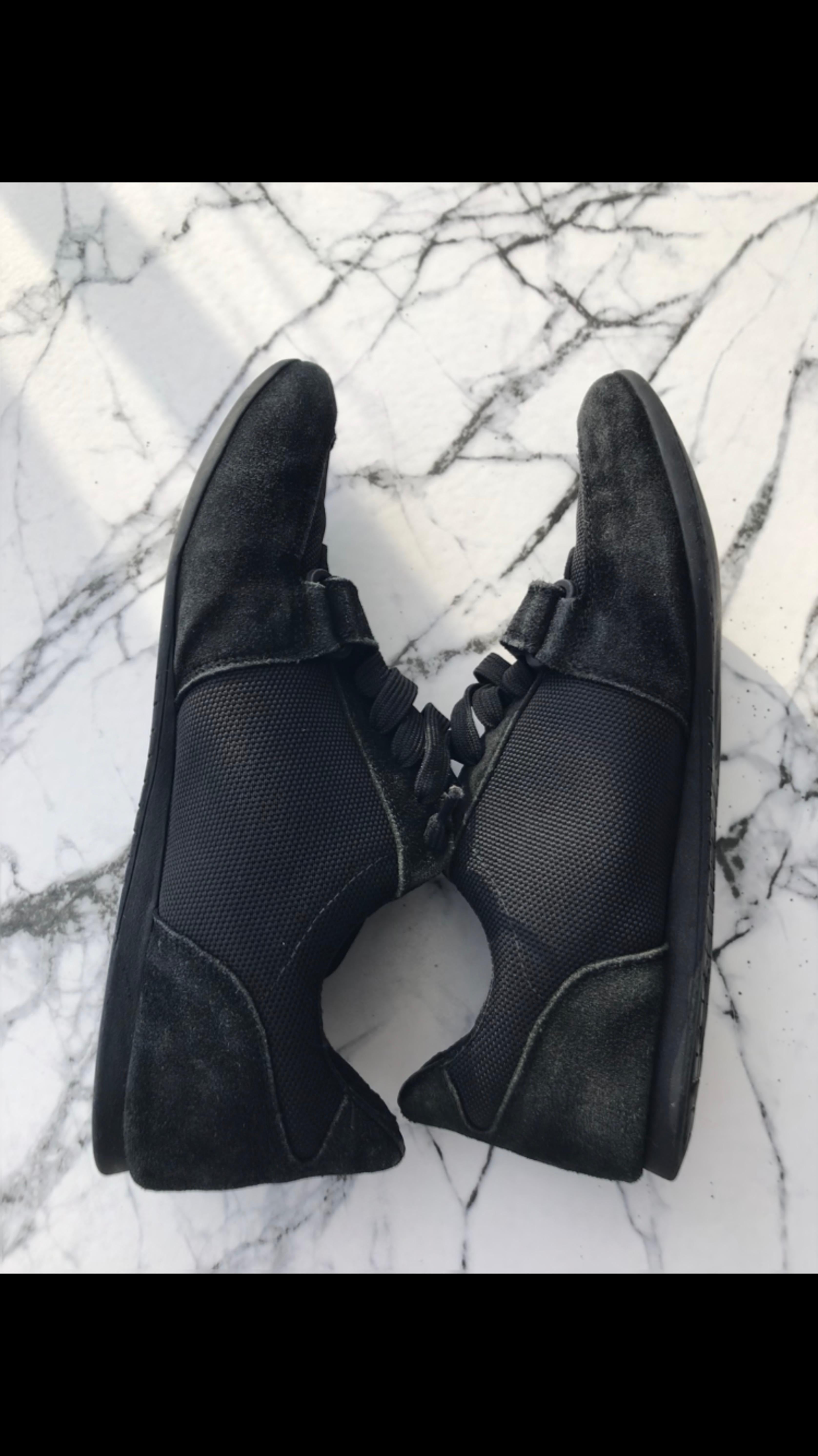 louis vuitton sneakers In Distressed Condition For Sale In Нұр-Сұлтан, KZ