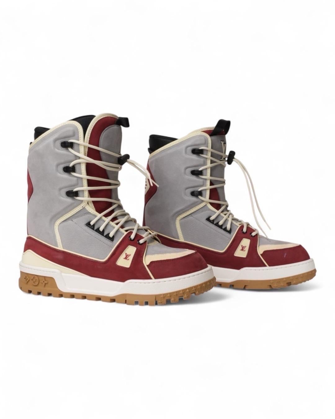 Sneakers firmate Louis Vuitton, modello LV Trainer Snow, realizzate in una combinazione di materiali pregiati nei toni del bianco, azzurro e bordeaux, in una versione tricolore dal carattere sportivo ma raffinato. Ispirate al mondo del basket,