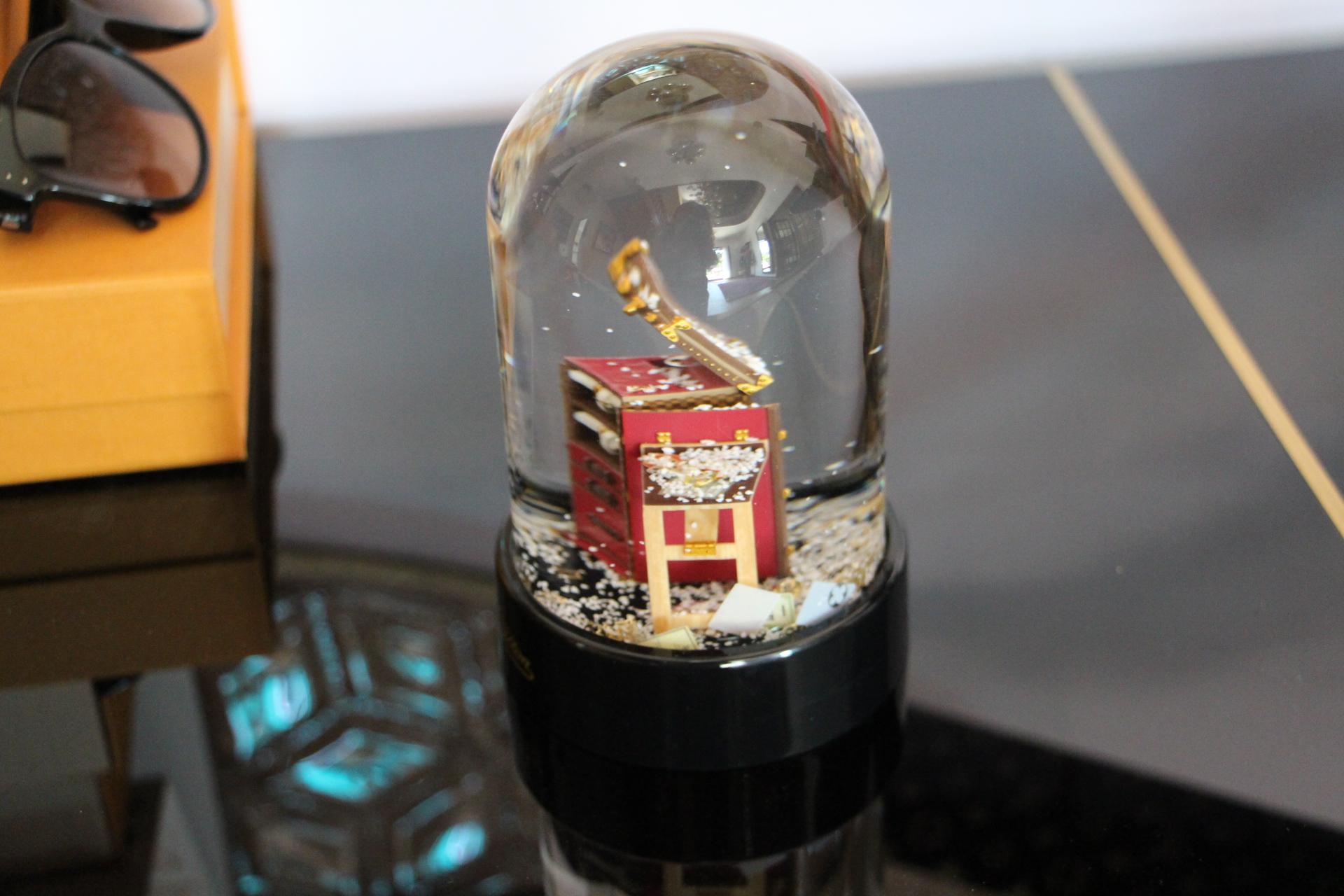 Louis Vuitton Snow Globe, Louis Vuitton Snow Dome, Louis Vuitton Globe In Excellent Condition In Saint-Ouen, FR