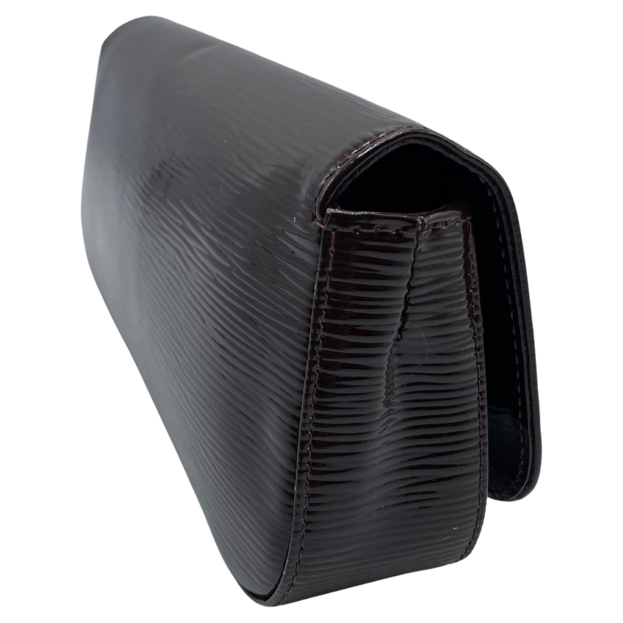 Noir Louis Vuitton - Pochette « Sobe » en cuir épi électrique bordeaux  en vente