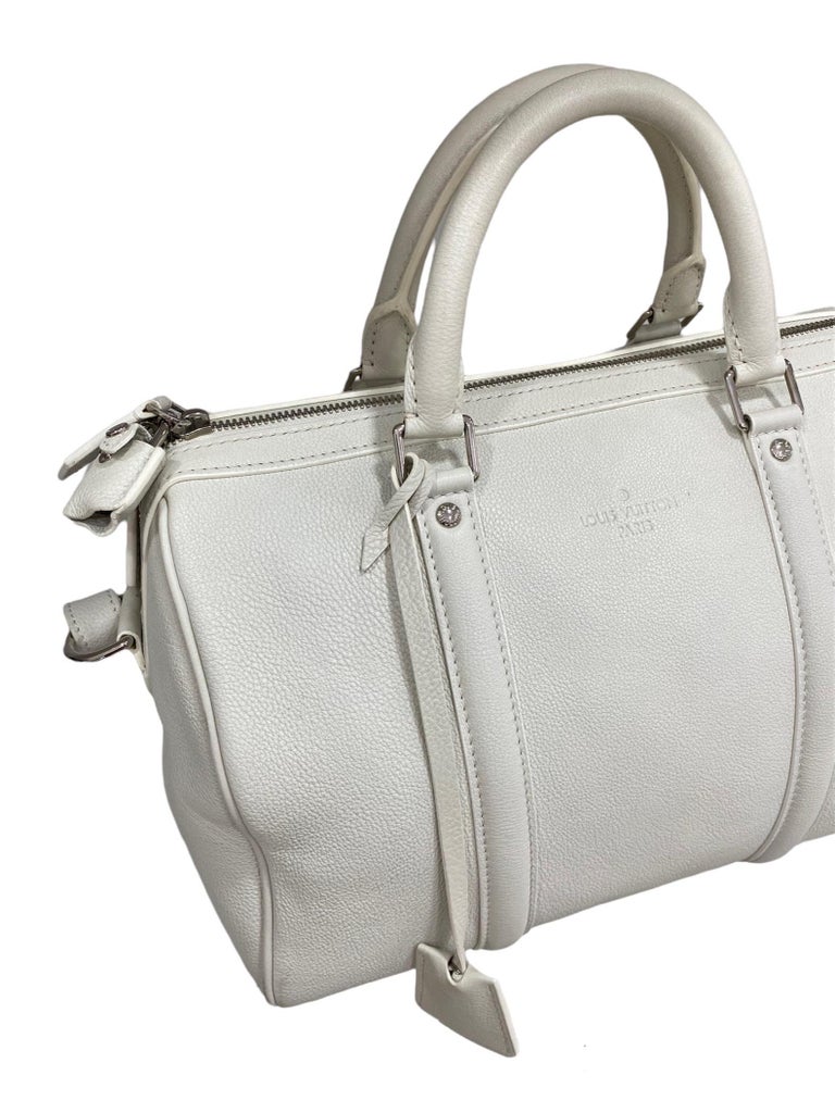 Louis Vuitton satchel bag, model Sofia, size 30, made of smooth white leather with silver hardware.

Equipped with a zip closure, internally lined in gray suede, very roomy.

Equipped with a double rigid leather handle and an adjustable and
