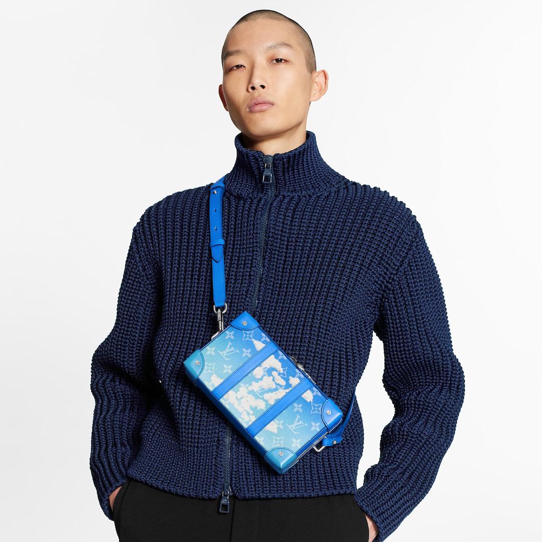 100% garanti authentique 
Louis Vuitton Soft Trunk Bag Monogram Cloud Blue
Taille approximative 8.9 x 5.5 x 2.0 pouces 
(Longueur x Hauteur x Largeur) 
Toile enduite Monogram Clouds.garniture en cuir de vachette
Doublure en textile.matériel de
