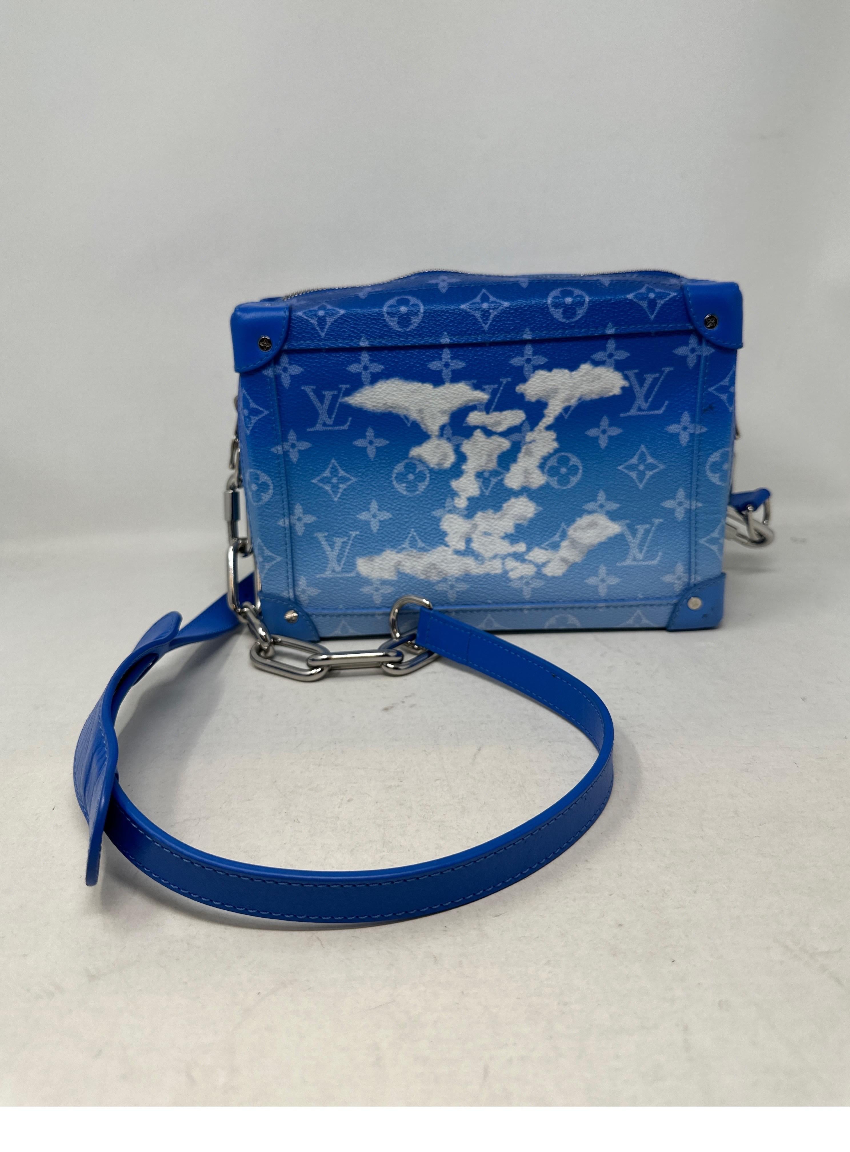 Louis Vuitton Soft Trunk Clouds Blue Crossbody Bag. Monogramme bleu en édition limitée de Virgil Abloh avec des nuages blancs. Design/One rare et unique. Bon état. Intérieur propre. Pièce de collection. 10