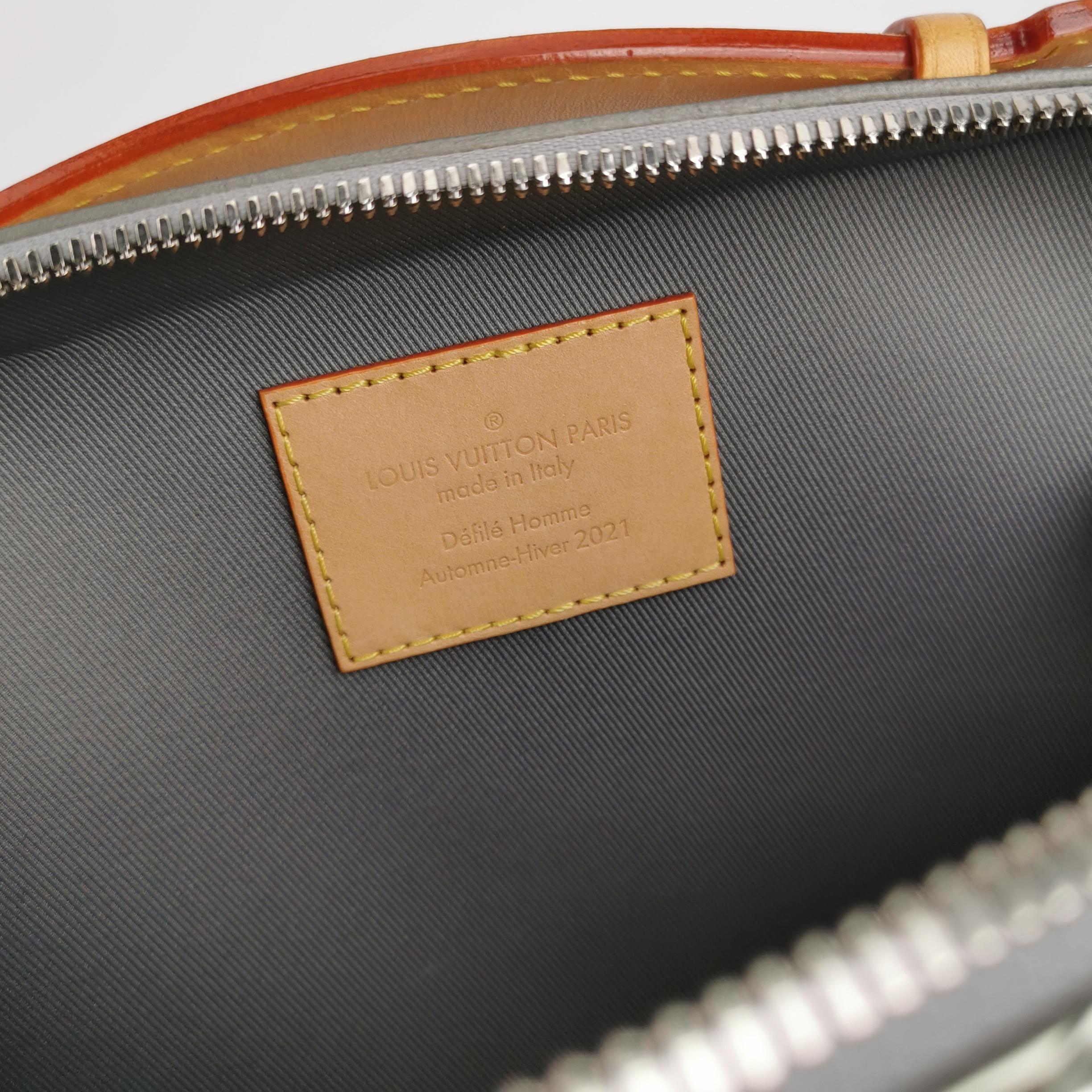 Louis Vuitton Soft Trunk Silver Patent Leather Monogram Crossbody Bag en vente 5