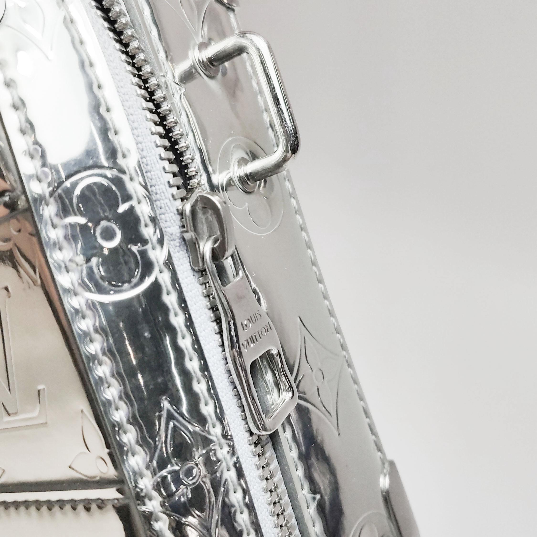 Louis Vuitton Soft Trunk Silver Patent Leather Monogram Crossbody Bag en vente 6