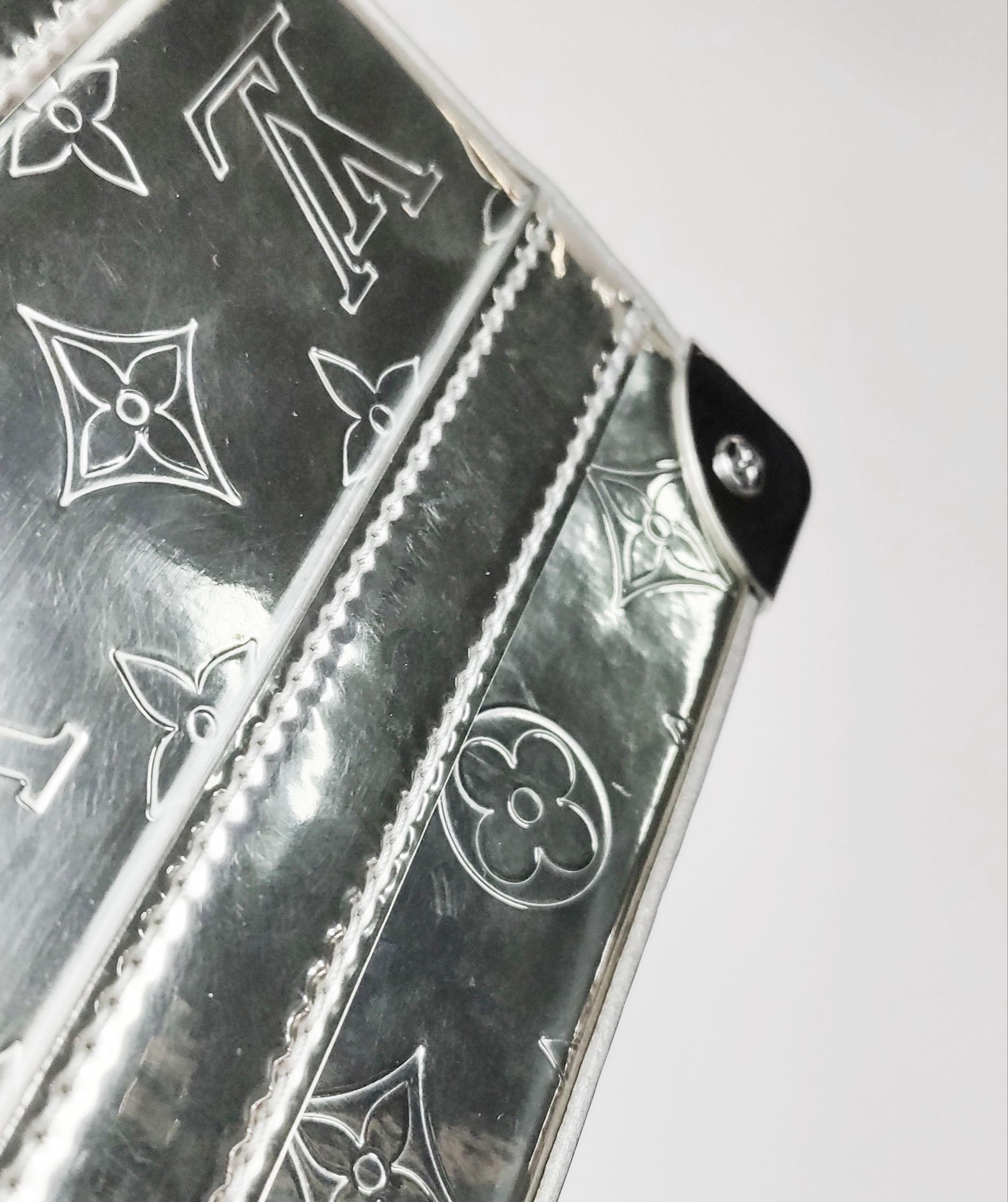 Louis Vuitton Soft Trunk Silver Patent Leather Monogram Crossbody Bag en vente 7