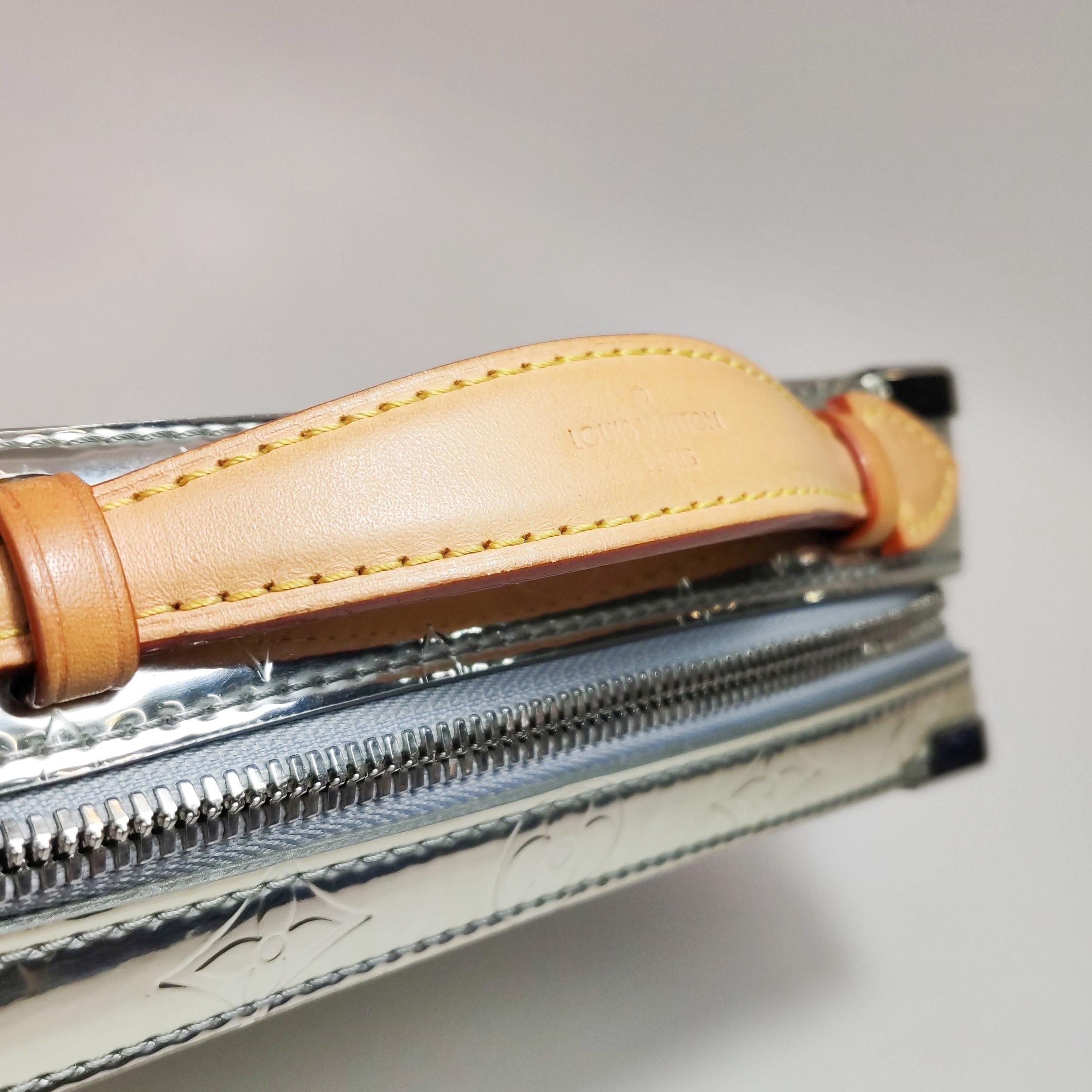 Louis Vuitton Soft Trunk Silver Patent Leather Monogram Crossbody Bag en vente 8