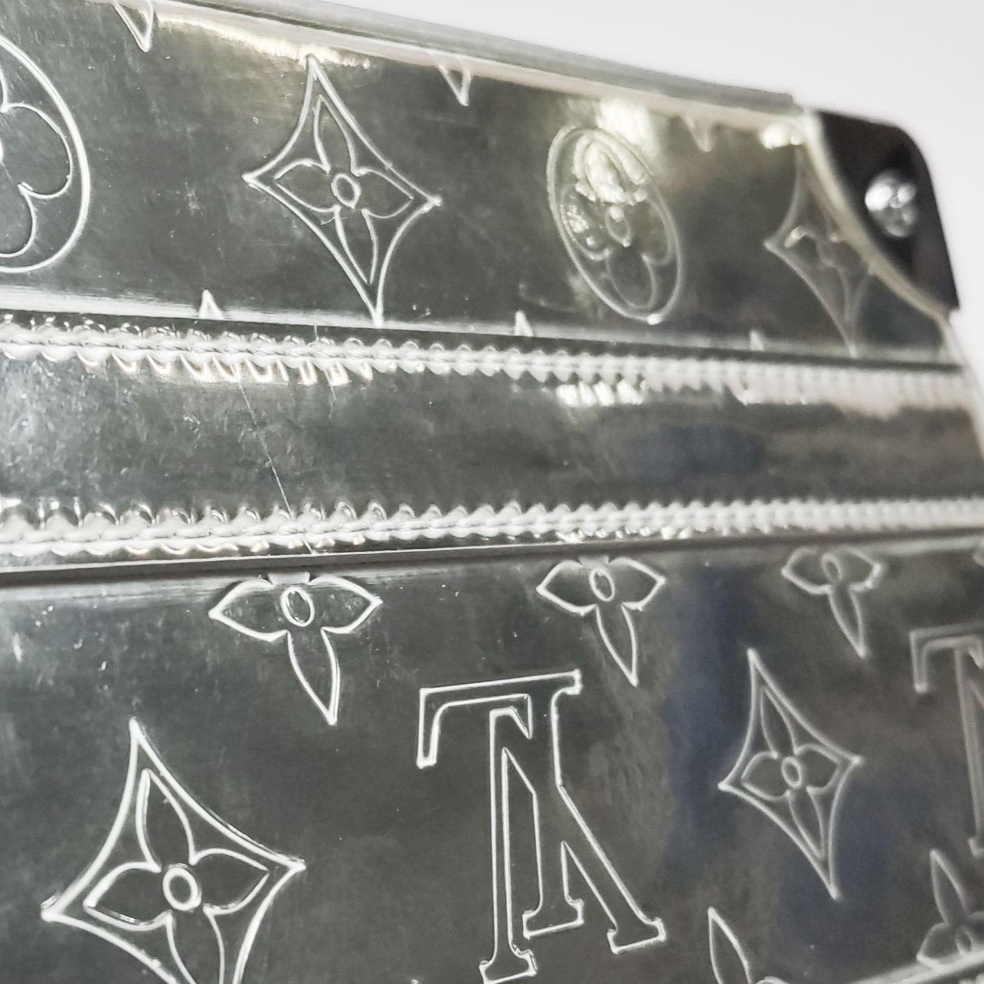 Louis Vuitton Soft Trunk Silver Patent Leather Monogram Crossbody Bag en vente 12