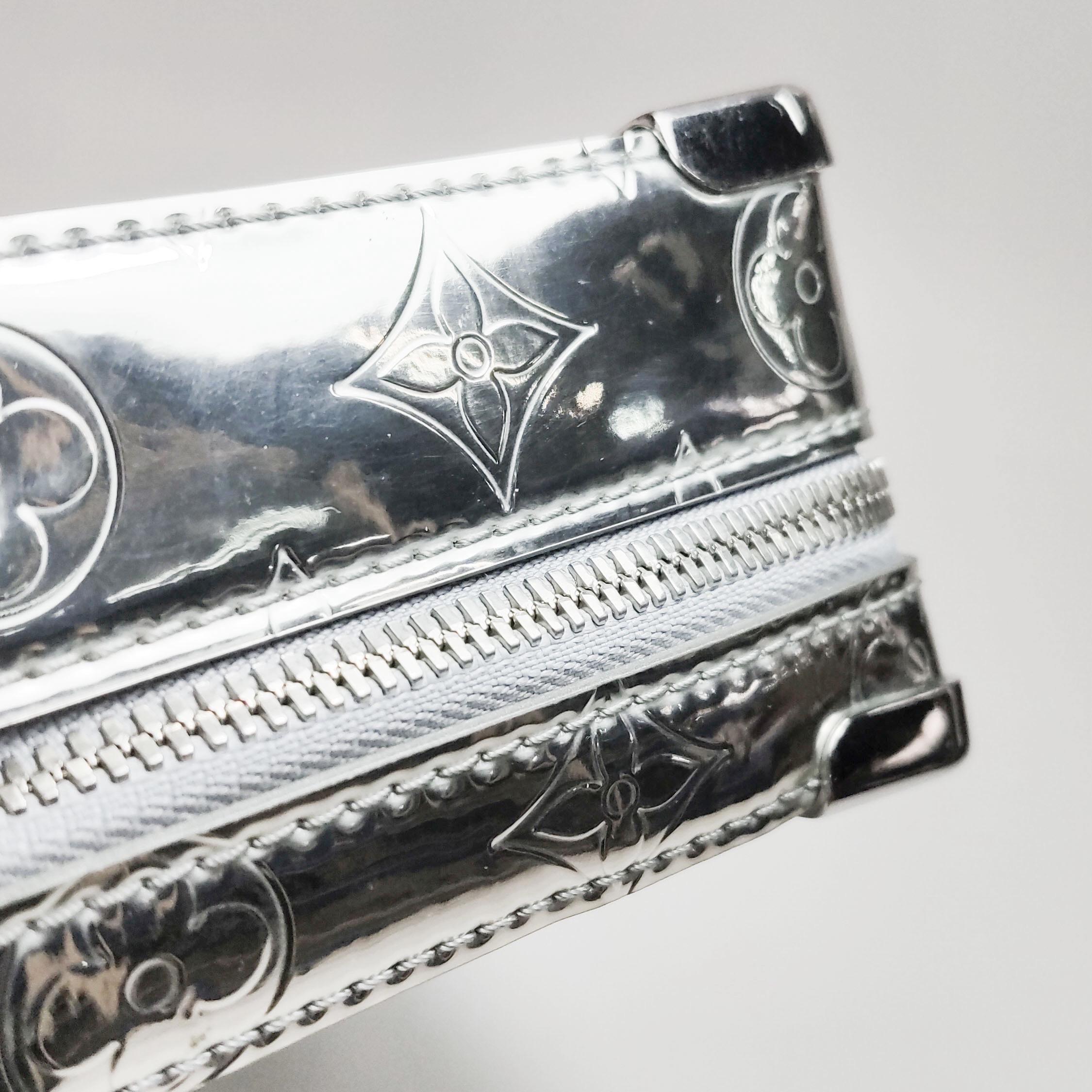 Louis Vuitton Soft Trunk Silver Patent Leather Monogram Crossbody Bag en vente 13