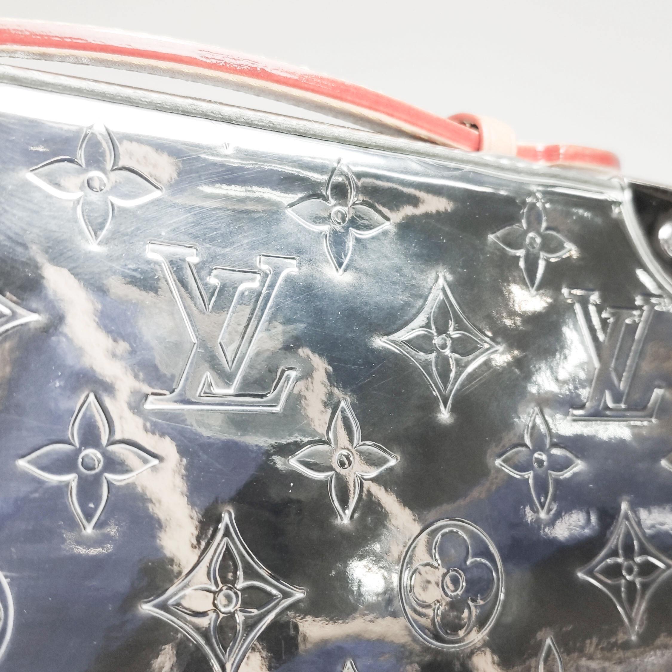 Louis Vuitton Soft Trunk Silver Patent Leather Monogram Crossbody Bag en vente 14