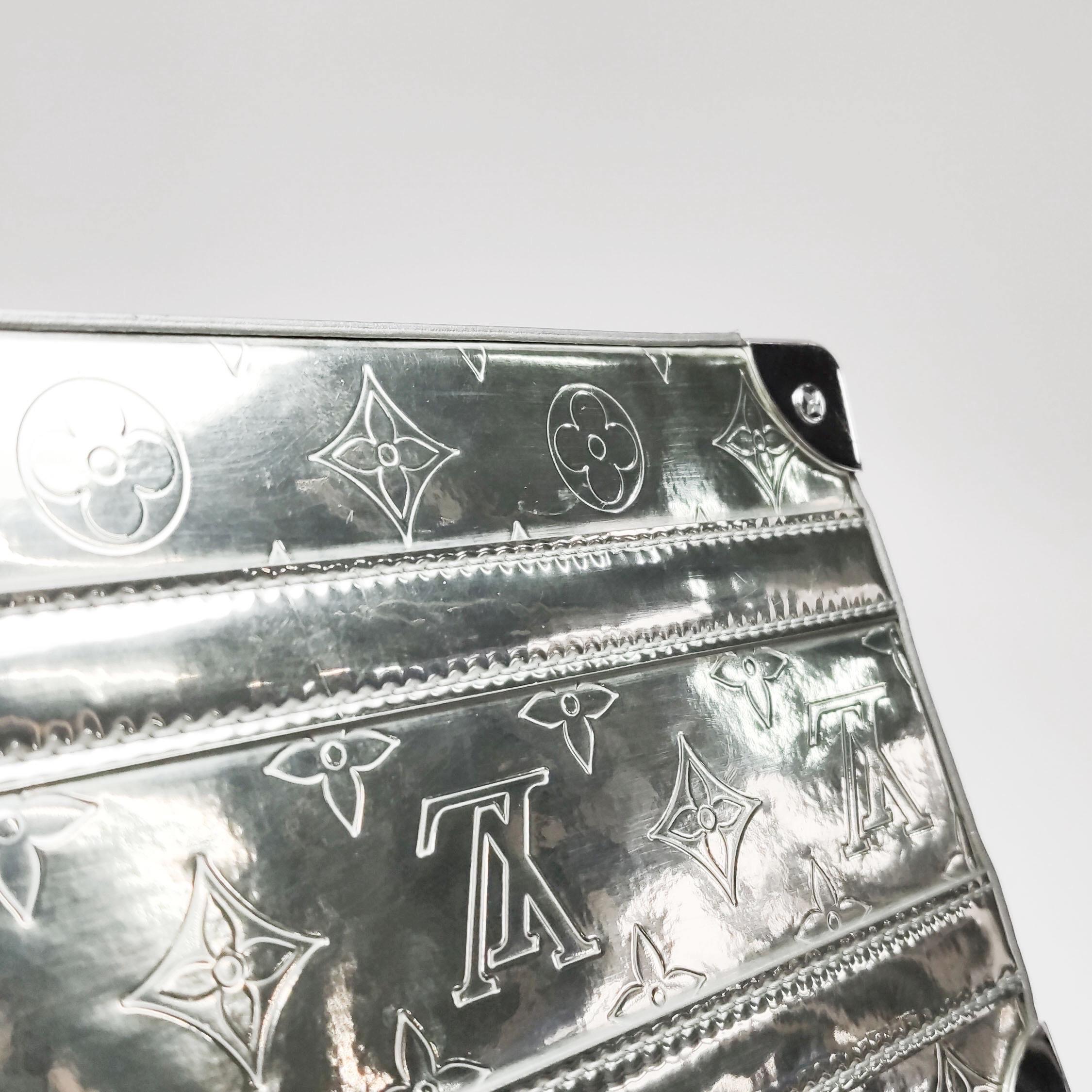 Louis Vuitton Soft Trunk Silver Patent Leather Monogram Crossbody Bag en vente 15