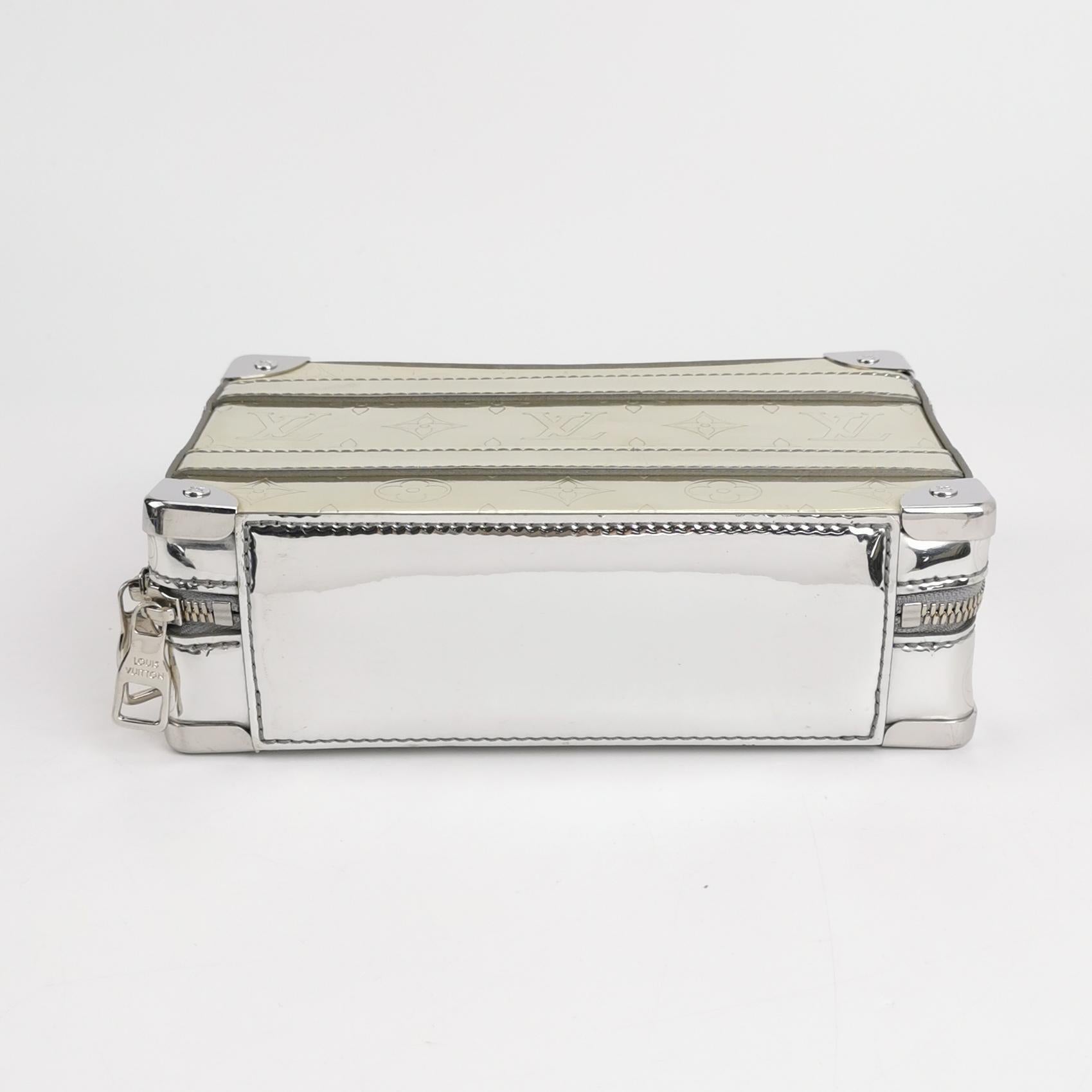 Louis Vuitton Soft Trunk Silver Patent Leather Monogram Crossbody Bag Bon état - En vente à AUBERVILLIERS, FR