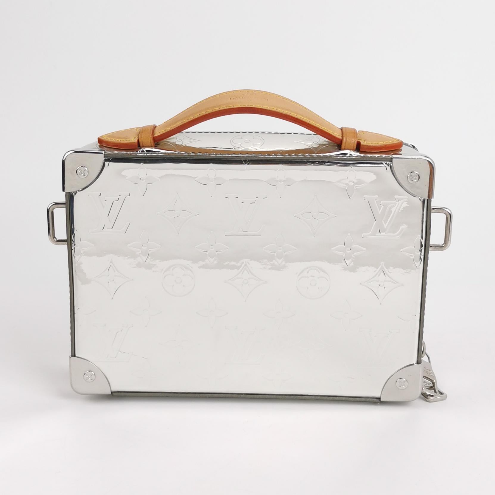 Louis Vuitton Soft Trunk Silver Patent Leather Monogram Crossbody Bag Pour femmes en vente
