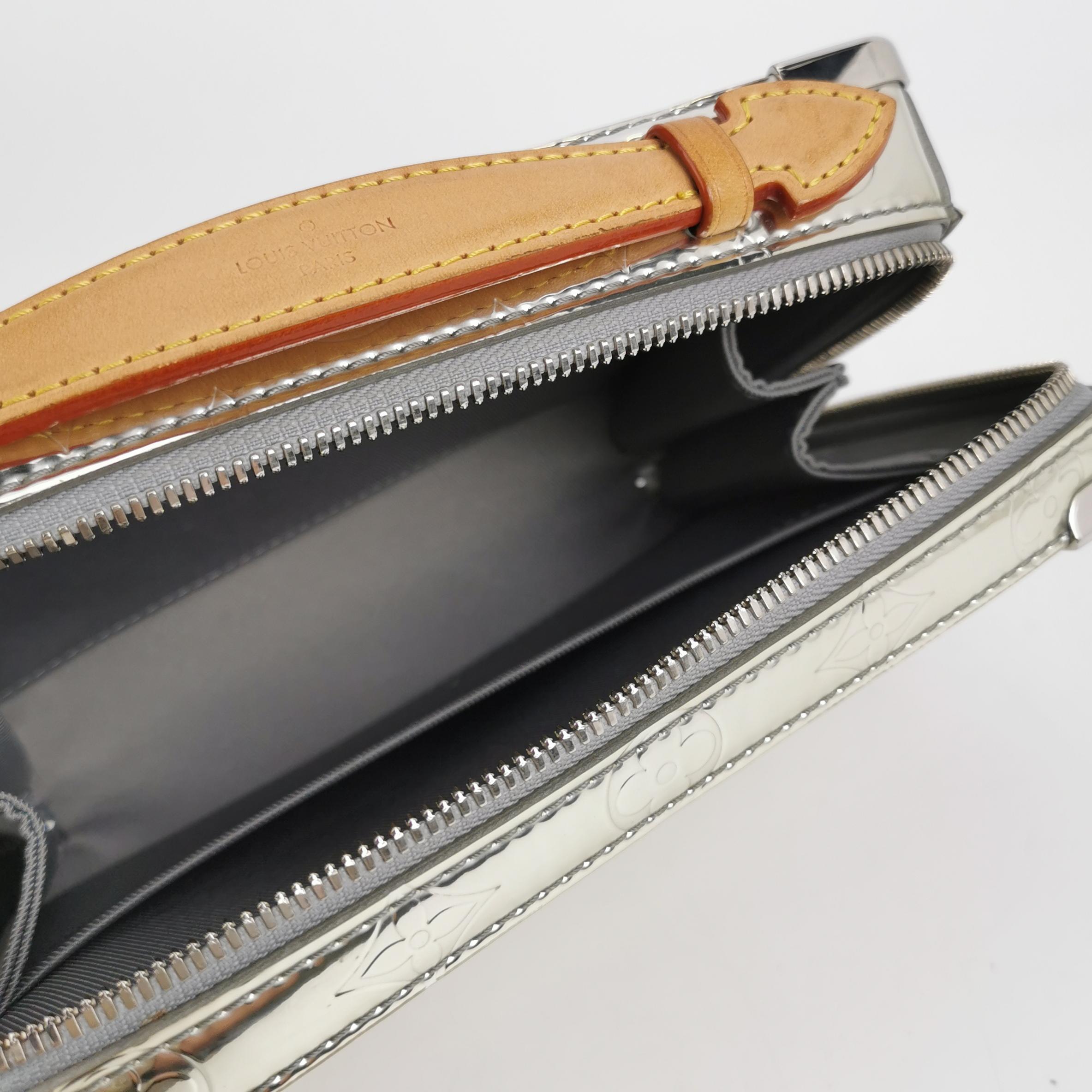 Louis Vuitton Soft Trunk Silver Patent Leather Monogram Crossbody Bag en vente 2