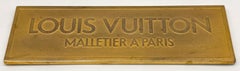 Targa per vetrina Louis Vuitton in bronzo massiccio e placcato oro, "Malletier à Paris