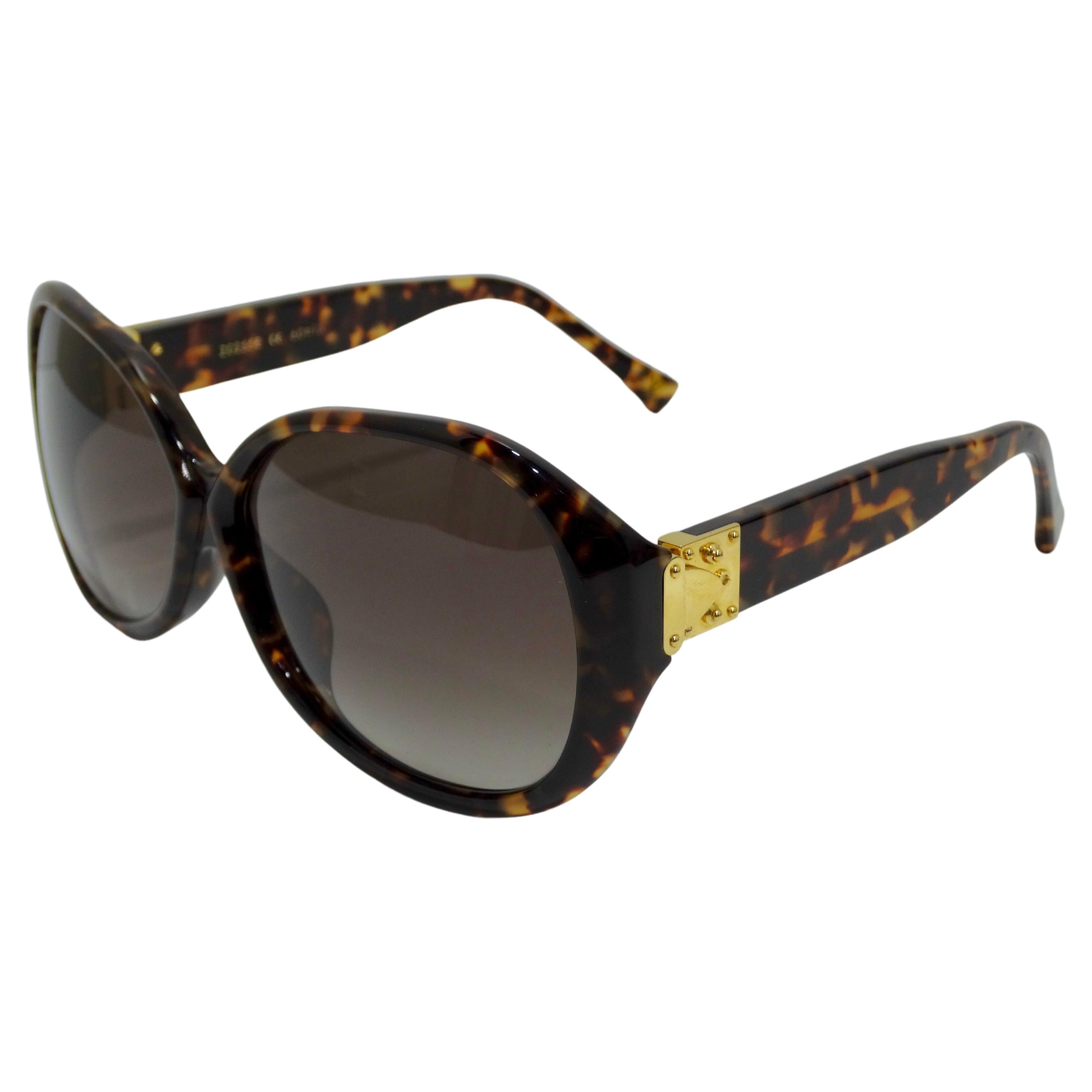 You can't go wrong with these Louis Vuitton chic and edgy Soupcon GM sunglasses! Trust me, these will be so easy to style! These are crafted in a tortoise shell rounded frame that features the iconic S-lock hinge inspired by their luggages along the
